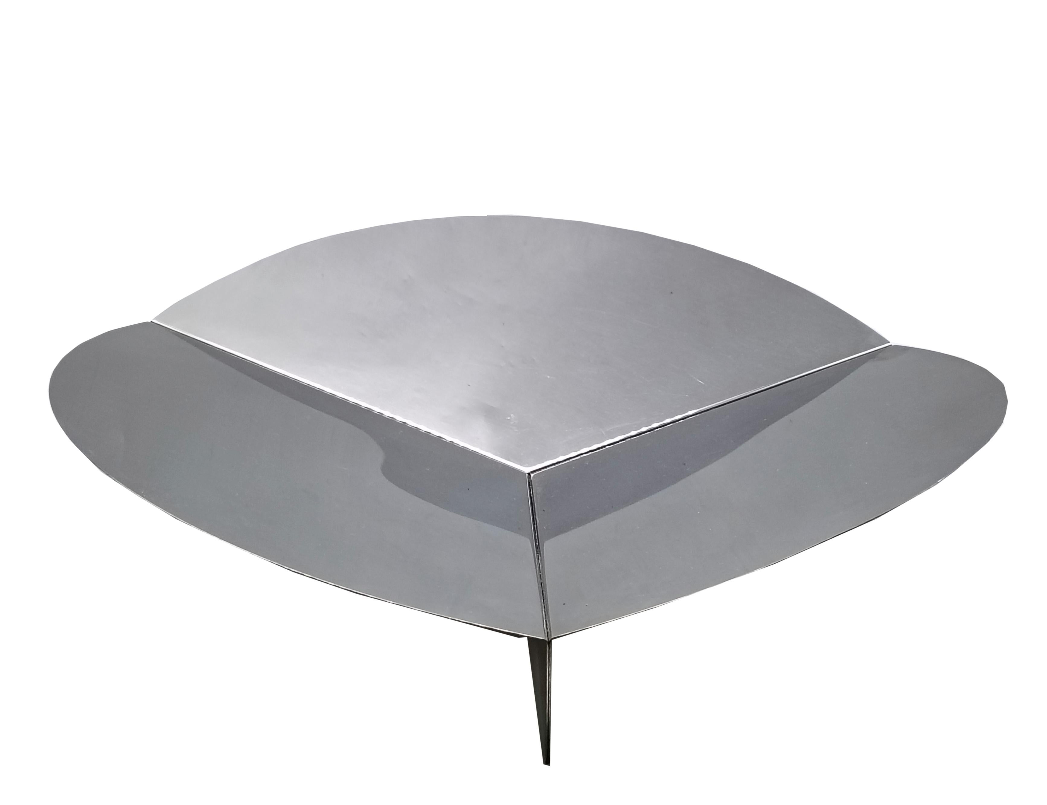Centro de mesa de metal cromado de Giovanni Grignani para la empresa Italiana Luci. Firma grabada bajo la base.Esta bandeja no es un simple accesorio, sino un auténtico objeto de diseño que combina funcionalidad y arte.Presenta una forma orgánica y