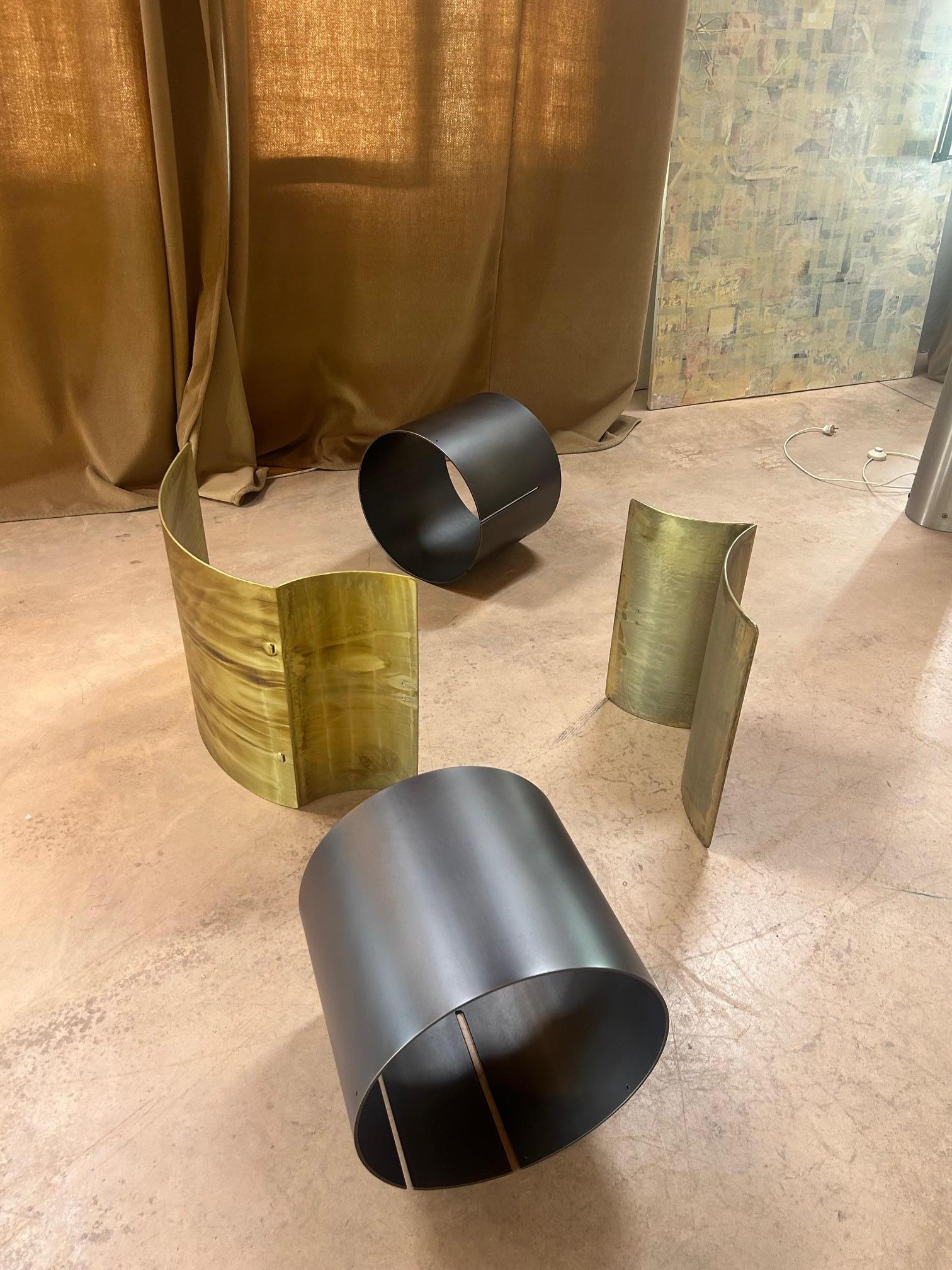 Etched iron and brass longue chair in the brutalist style designed by Giovanni Grismondi ( Padova, Italy 1971 ) and made in a unique example in 2020. The armchair is made up of four interlocking modular elements blocked by brass balls, the