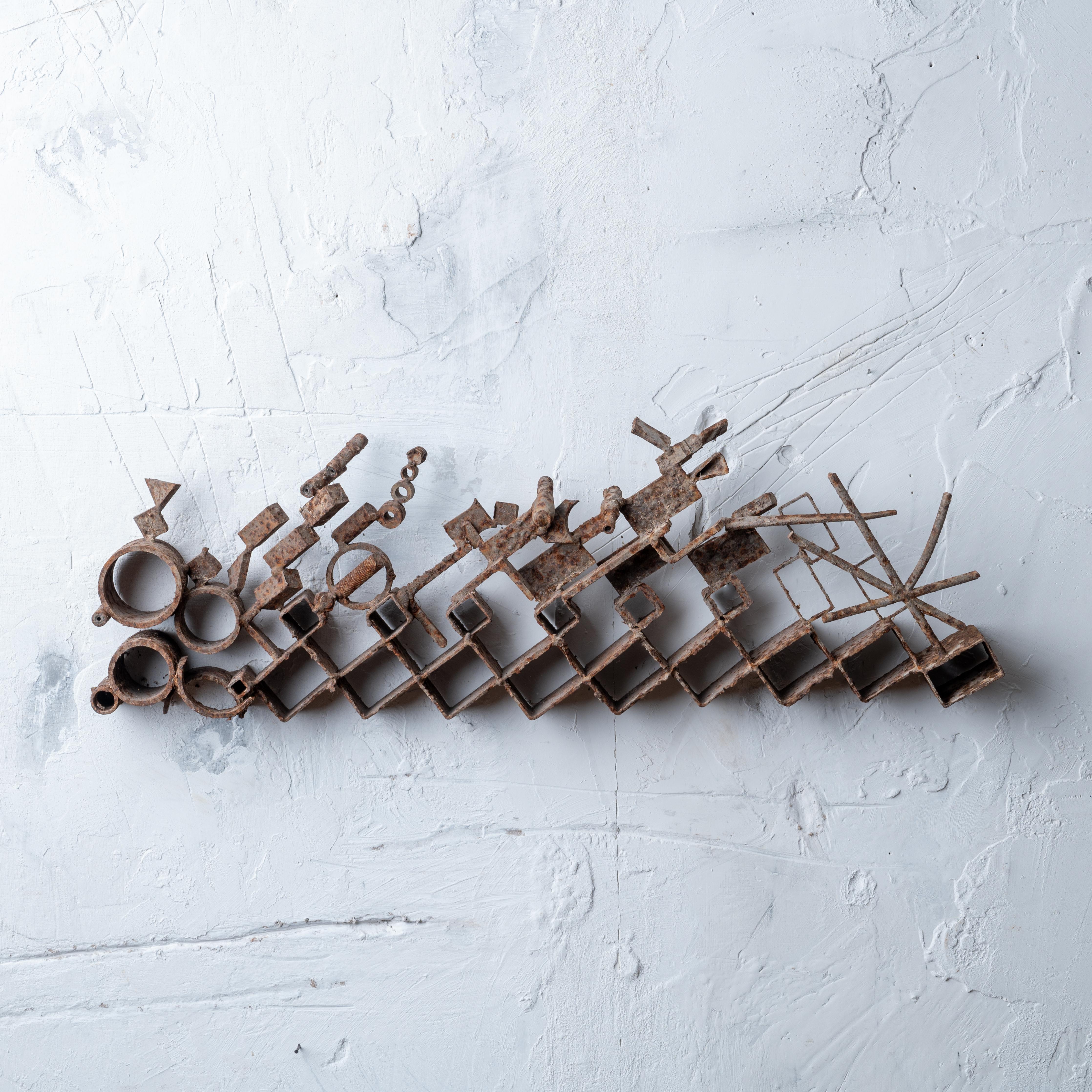 Giovanni 'John' Bucci
(italo-estadounidense, 1935-2019)

Escultura de metal soldado compuesta de varias piezas metálicas encontradas, años 60.

26 ¼ pulgadas de ancho por 8 ¾ pulgadas de alto por 2 ¾ pulgadas de profundidad 

