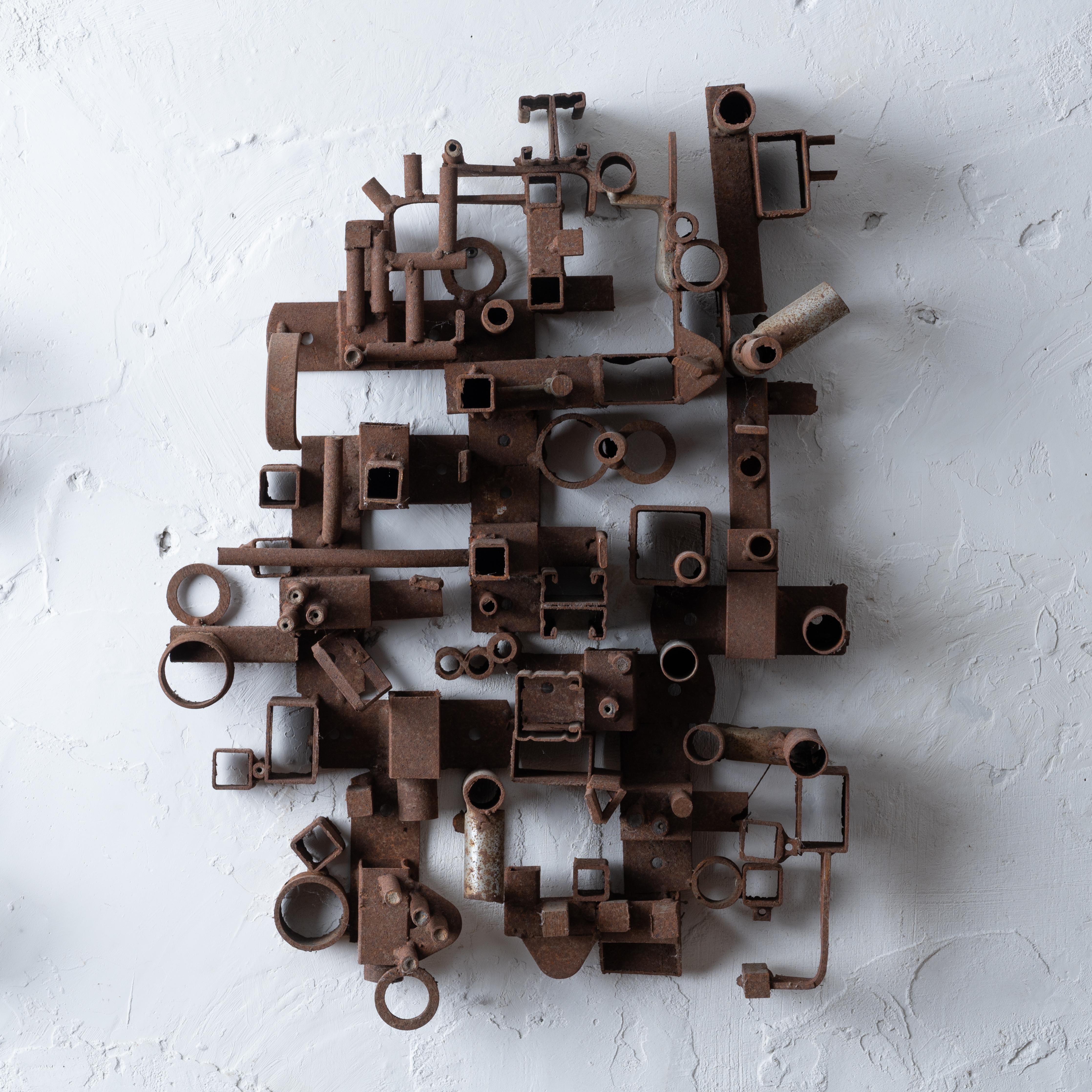 Giovanni 'Johns' Bucci
(italo-americano, 1935-2019)

Una scultura in metallo saldato composta da vari pezzi di metallo trovati, anni '60.

17 ½ pollici di larghezza, 23 ½ pollici di altezza e 7 pollici di profondità 



