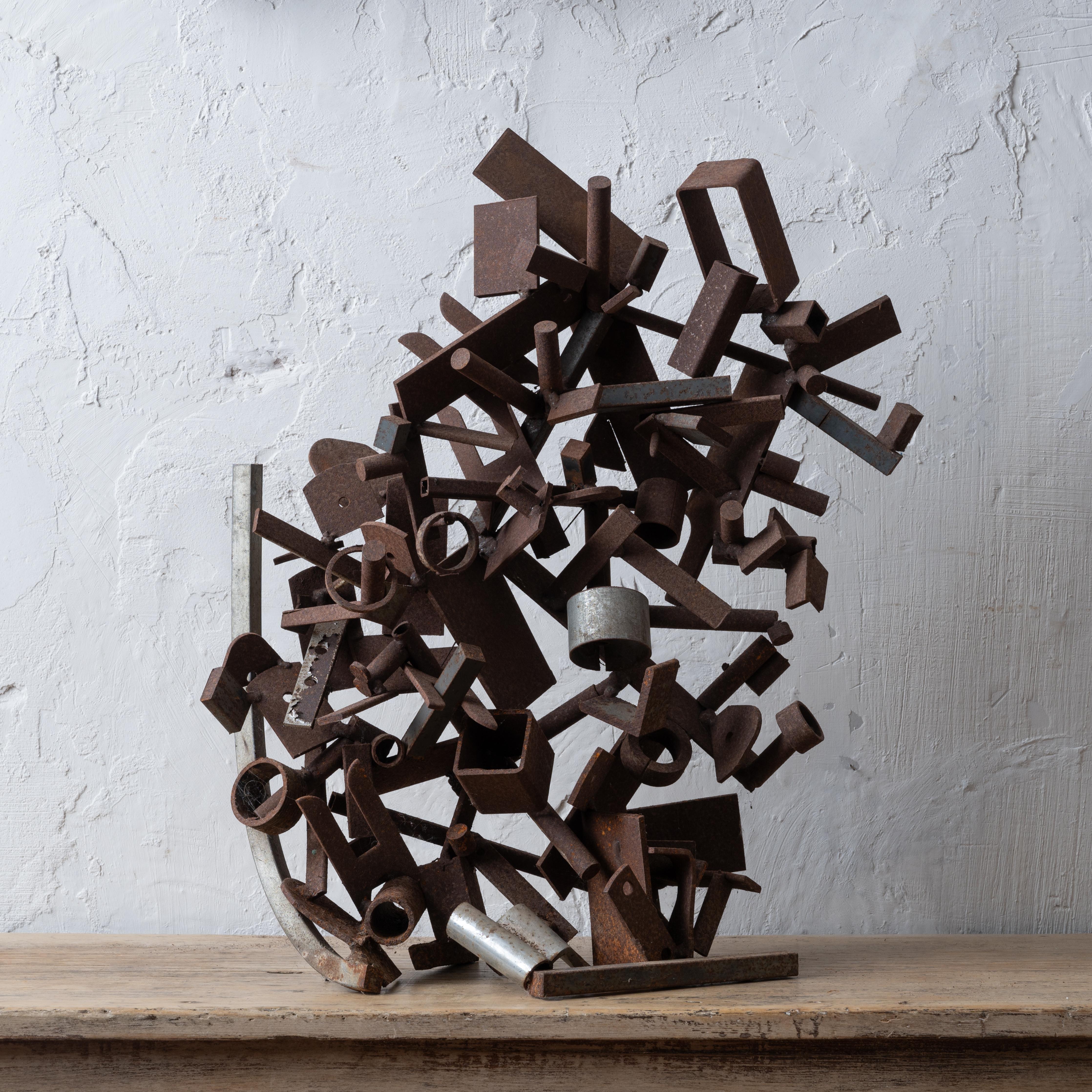 Giovanni 'John' Bucci
(Italo-Amerikaner, 1935-2019)

Eine geschweißte Metallskulptur, die aus verschiedenen gefundenen Metallteilen zusammengesetzt ist, 1960er Jahre.

20 Zoll breit, 24 Zoll hoch und 8 ½ Zoll tief



