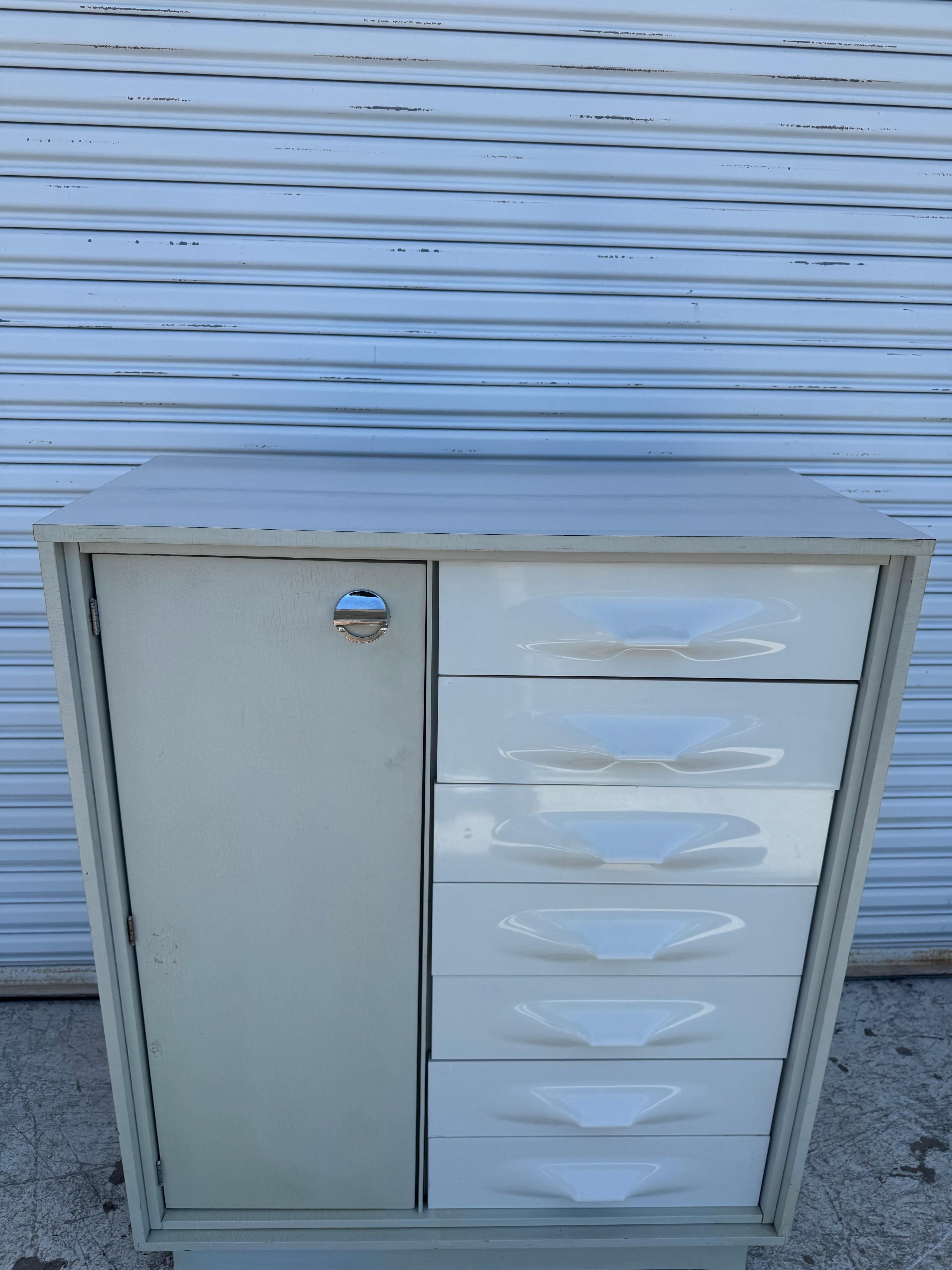 Mid-Century Modern Coffre de célibataire Giovanni Maur For Treco Laque grise et acrylique blanc en vente