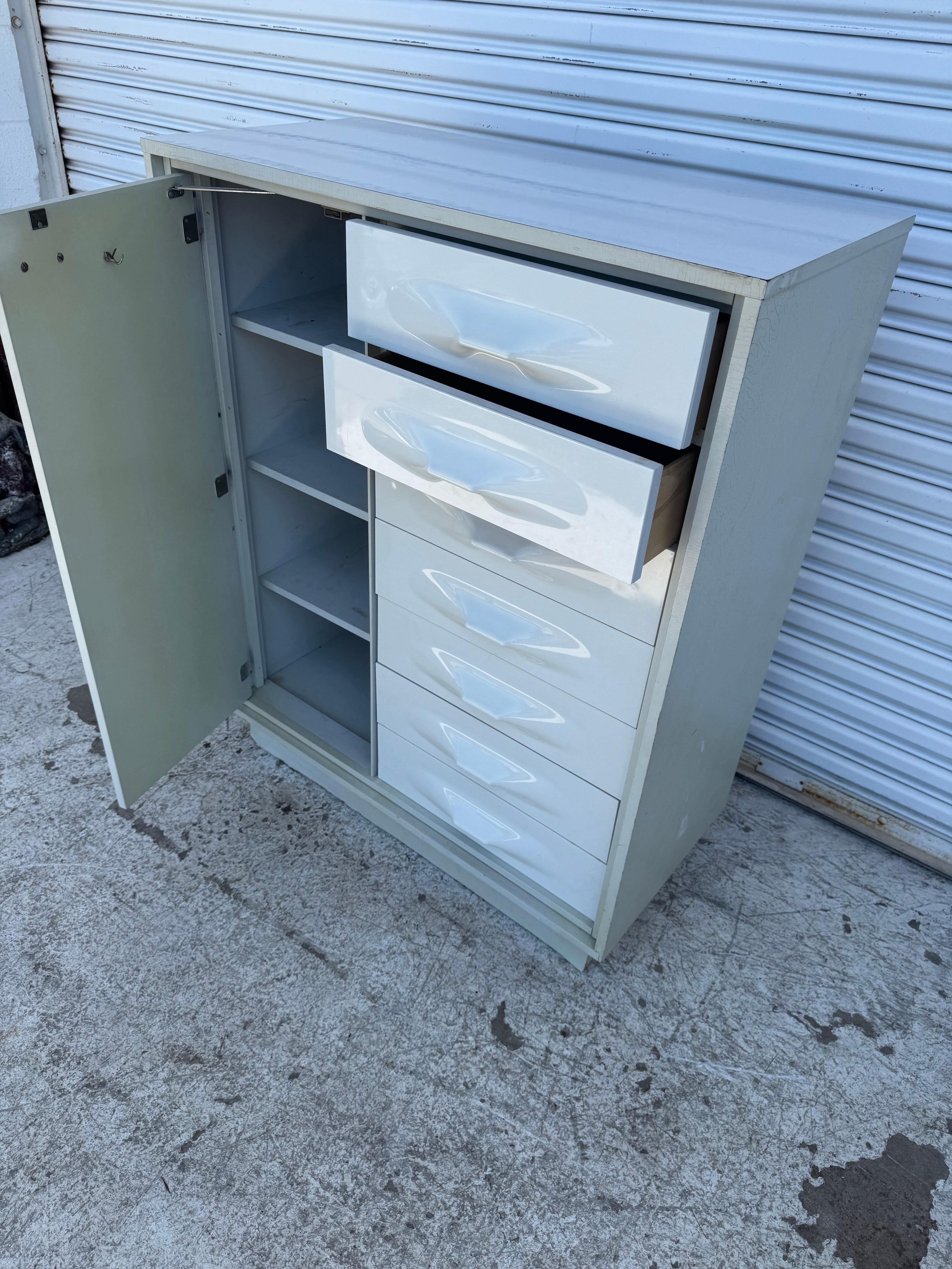 Canadien Coffre de célibataire Giovanni Maur For Treco Laque grise et acrylique blanc en vente