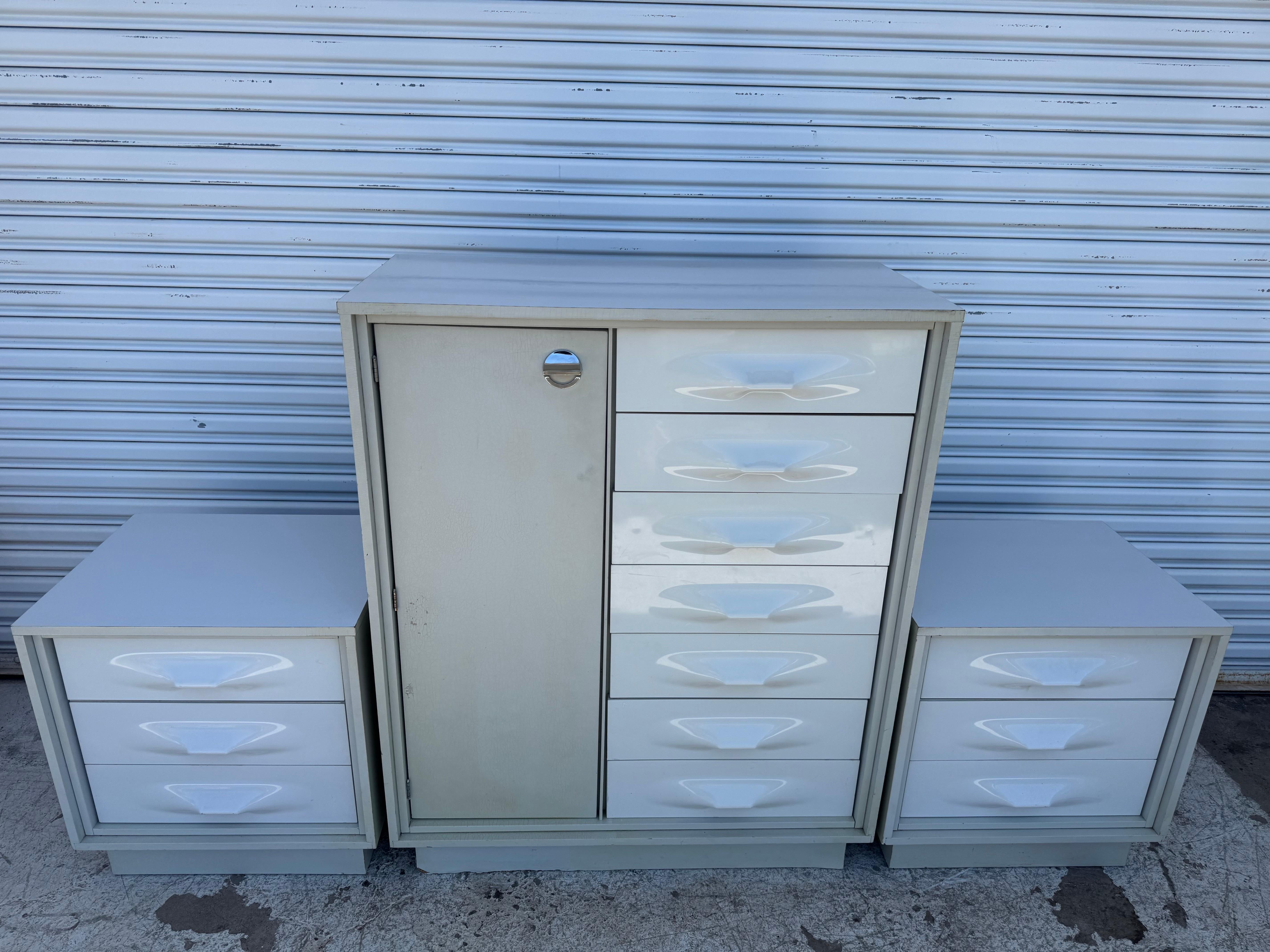 Acrylique Coffre de célibataire Giovanni Maur For Treco Laque grise et acrylique blanc en vente