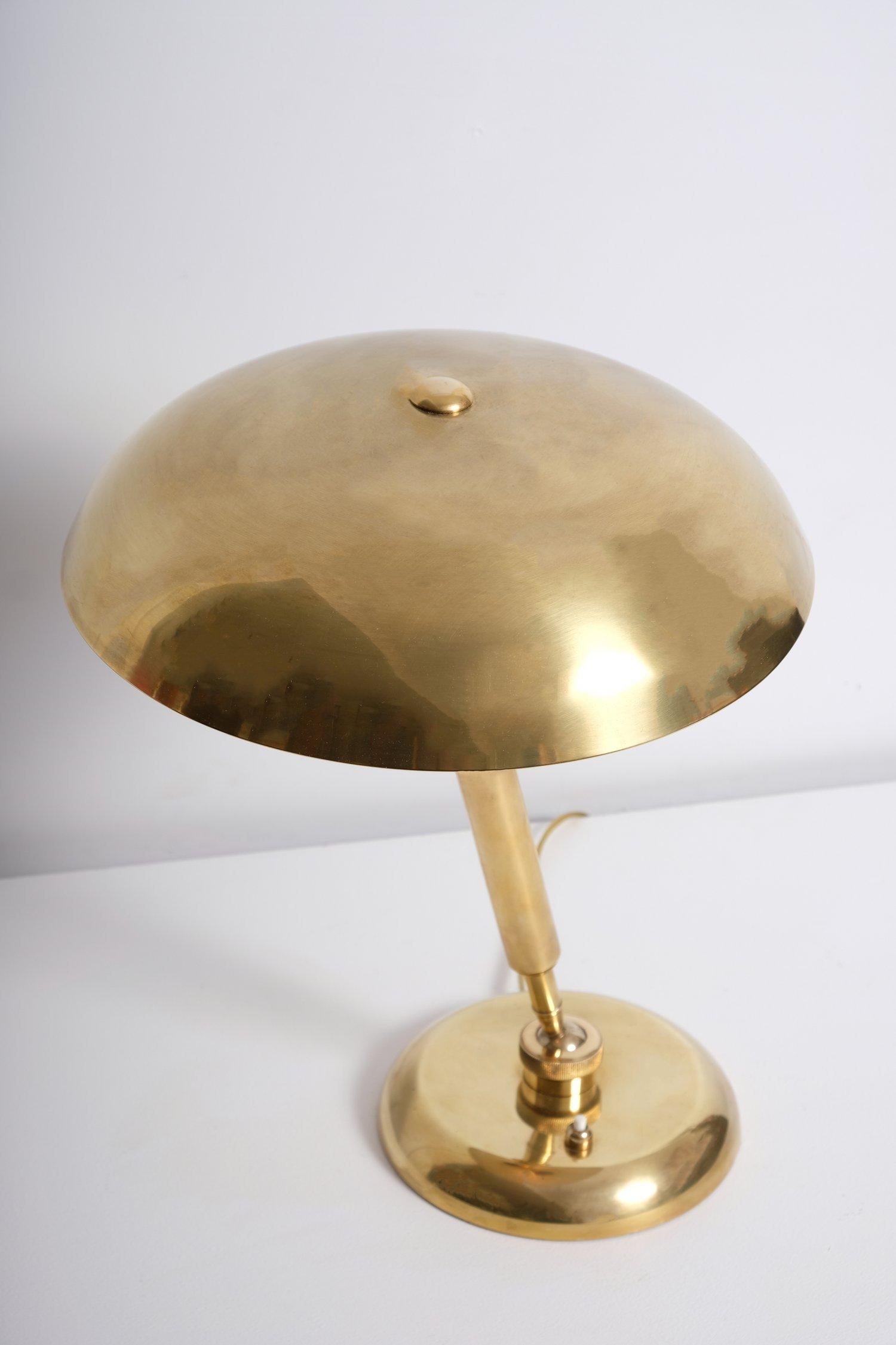 Mid-Century moderno Lampada da tavolo in ottone lucido di Giovanni Michelucci per Lariolux, anni '50