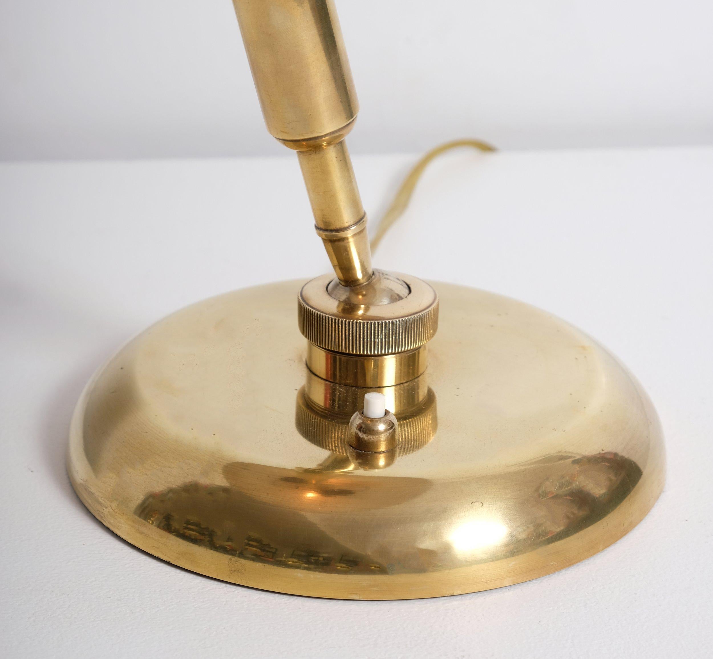 Italiano Lampada da tavolo in ottone lucido di Giovanni Michelucci per Lariolux, anni '50