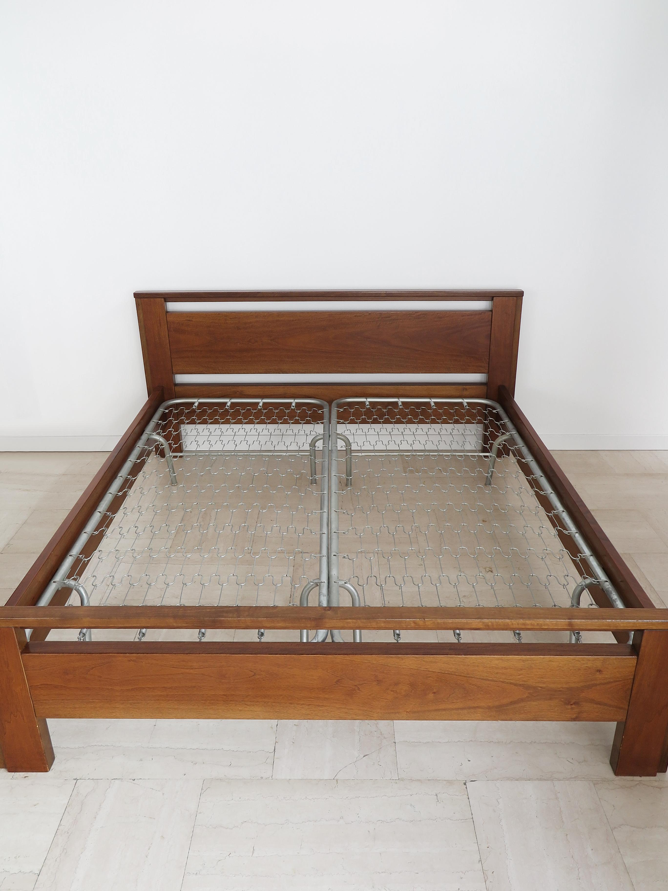 Italian midcentury modern design walnut bed serie Serena designed by Giovanni Michelucci and produced by Poltronova including original Ondaflex single bedsprings, Italy 1964.
G. Michelucci trademark embossed.

Single bed dimensions: width 190 cm -