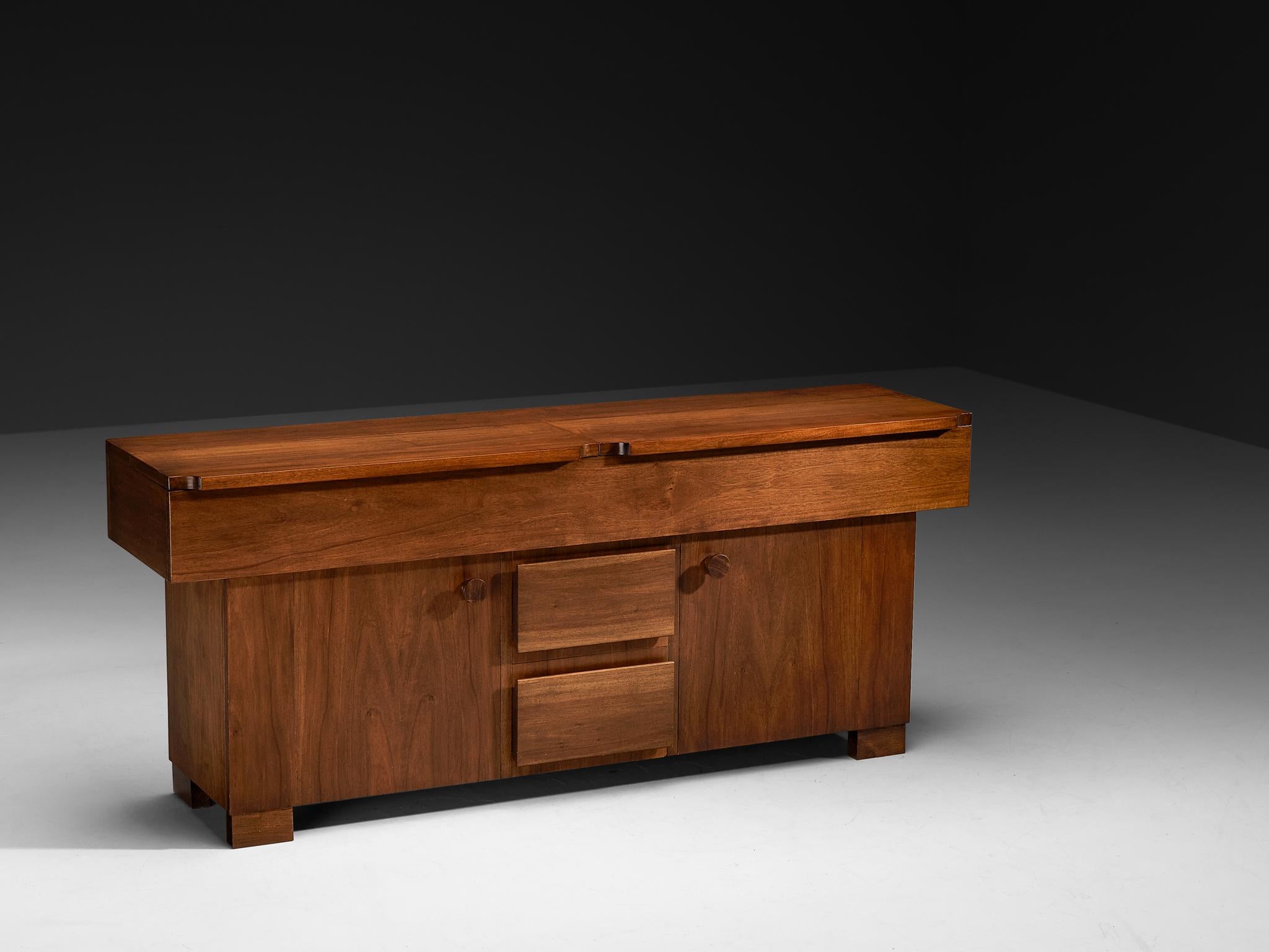 Giovanni Michelucci fpr Poltronova, Anrichte 'Torbecchia', Nussbaum, Italien, 1960er Jahre

Dieser Schrank mit seiner soliden und großzügigen Erscheinung wurde vom italienischen Designer Giovanni Michelucci (1891-1990) als Teil der Serie