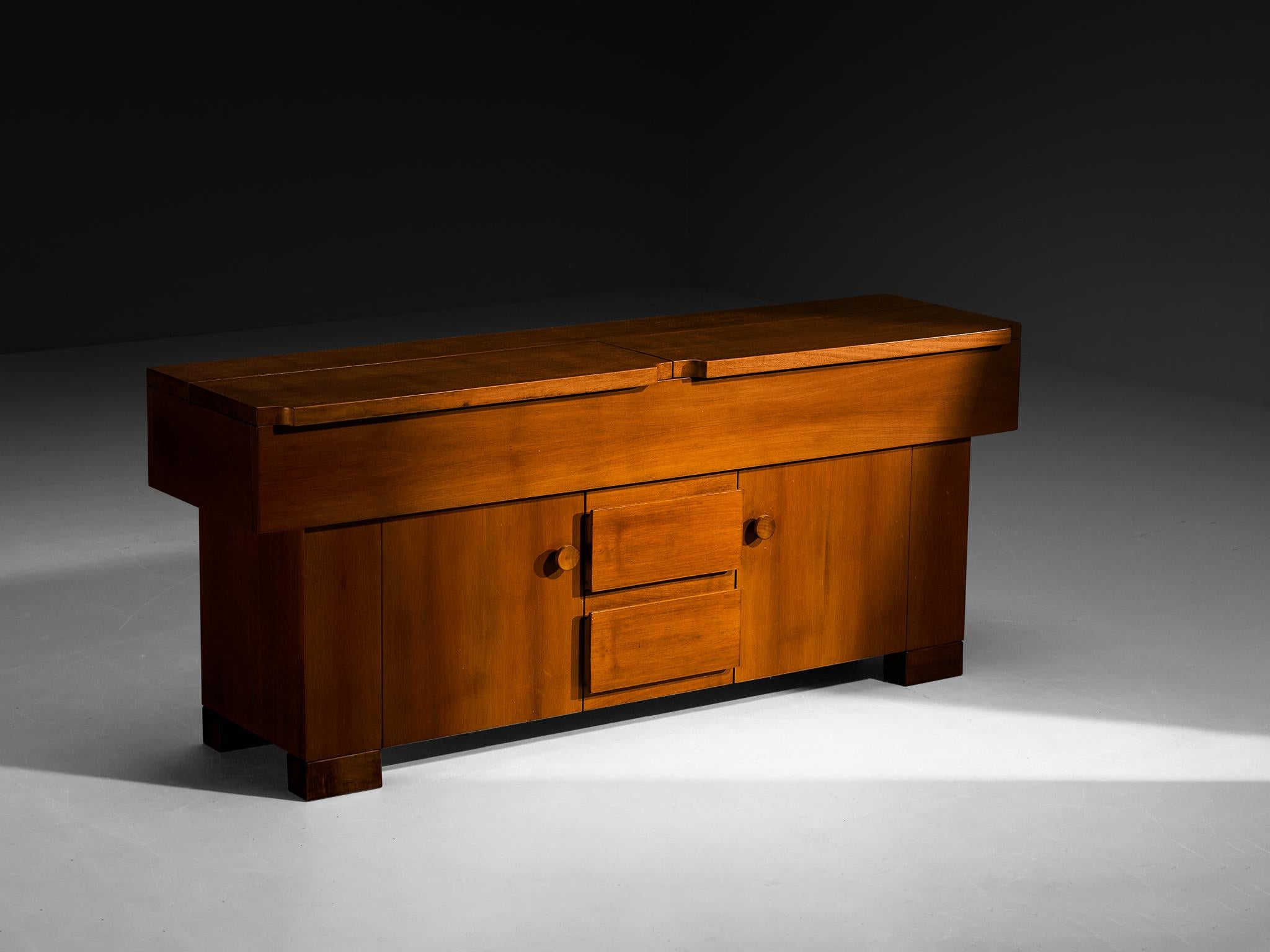 Giovanni Michelucci pour Poltronova, buffet 'Torbecchia', noyer, Italie, 1964

Cet exquis buffet Torbecchia, créé par l'artiste Giovanni Michelucci (1891-1990), est un véritable exemple de ses prouesses artistiques. La façade avant présente un jeu