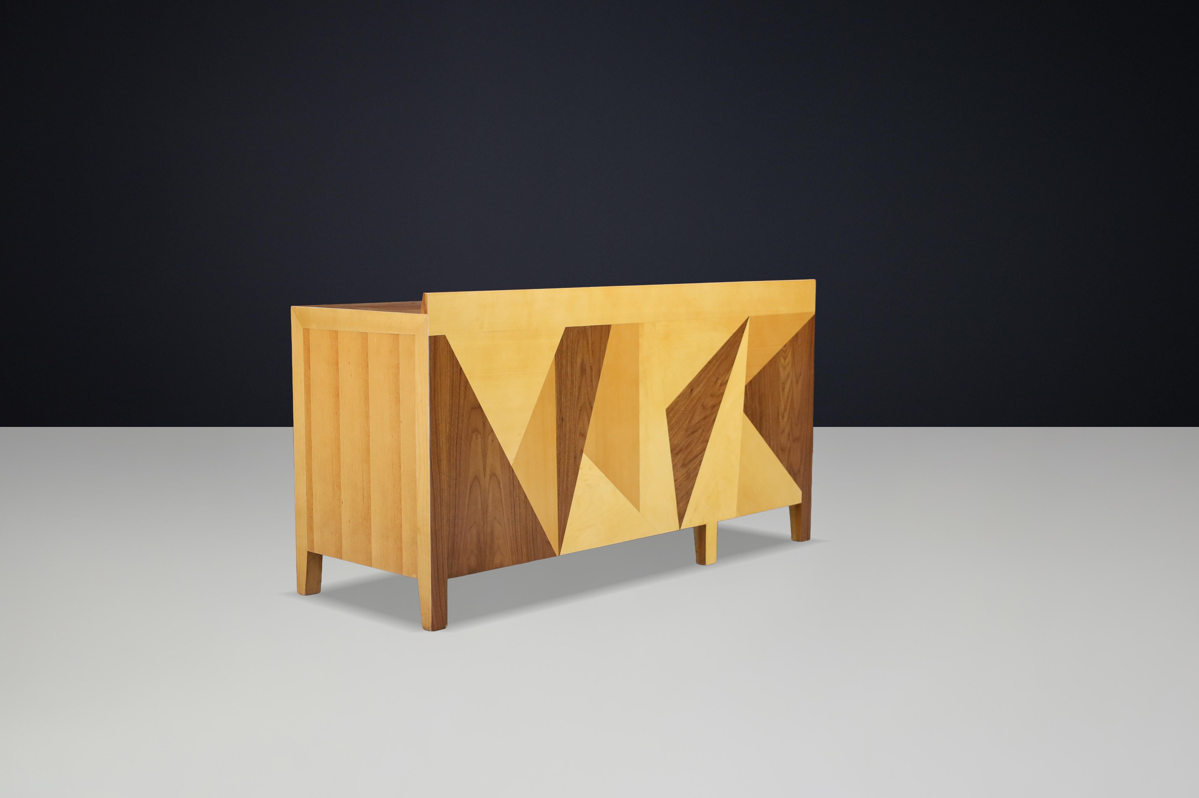 Giovanni Michelucci, Geometrischer Holztisch mit Intarsien, Italien, 1970er Jahre

Ein skulpturaler und architektonisch inspirierter Schreibtisch, der dem italienischen Architekten Giovanni Michelucci zugeschrieben wird und aus den 1970er Jahren