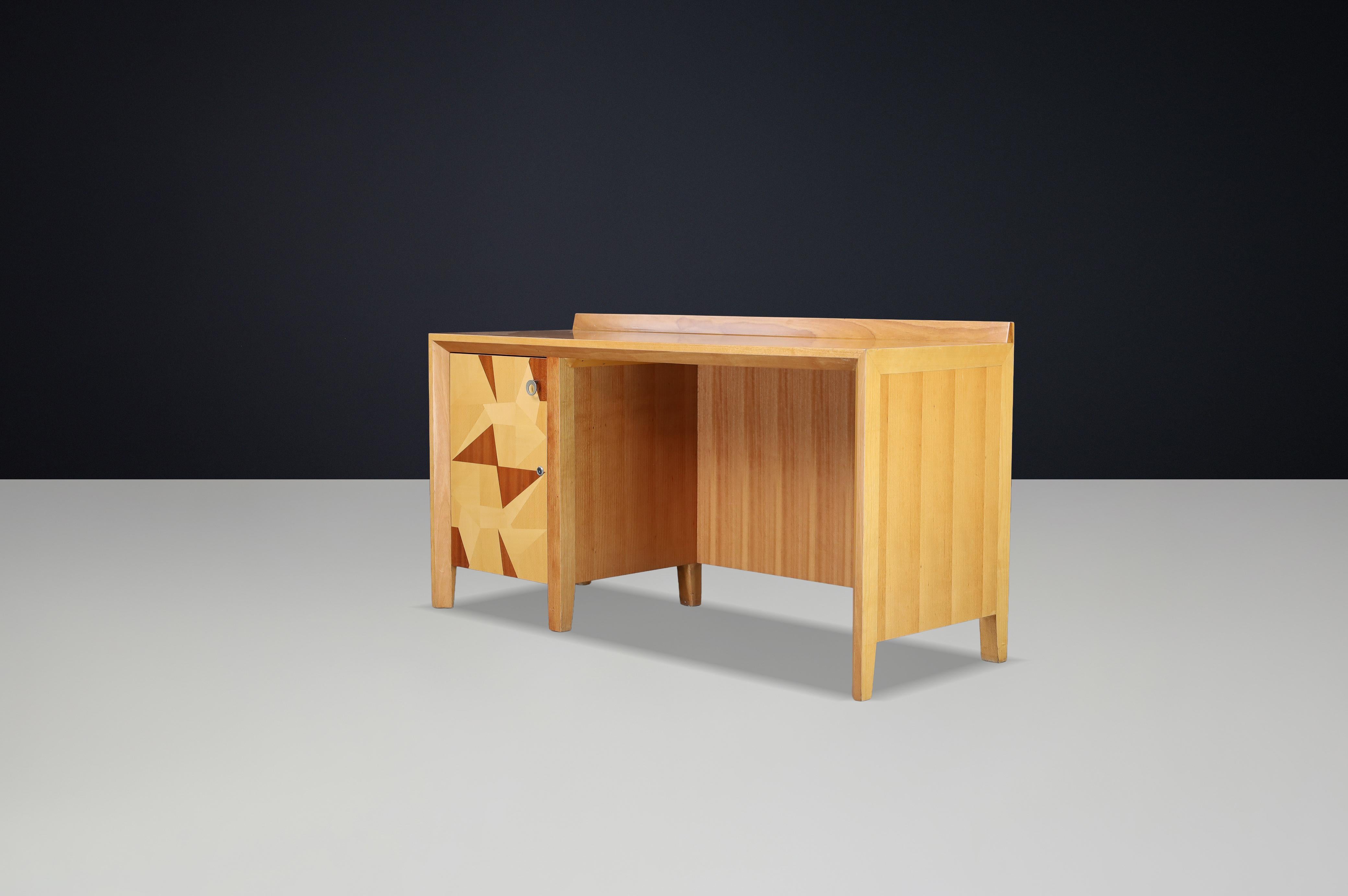 Giovanni Michelucci Geometrischer Schreibtisch mit Intarsien aus Holz, Italien, 1970er Jahre im Zustand „Gut“ im Angebot in Almelo, NL