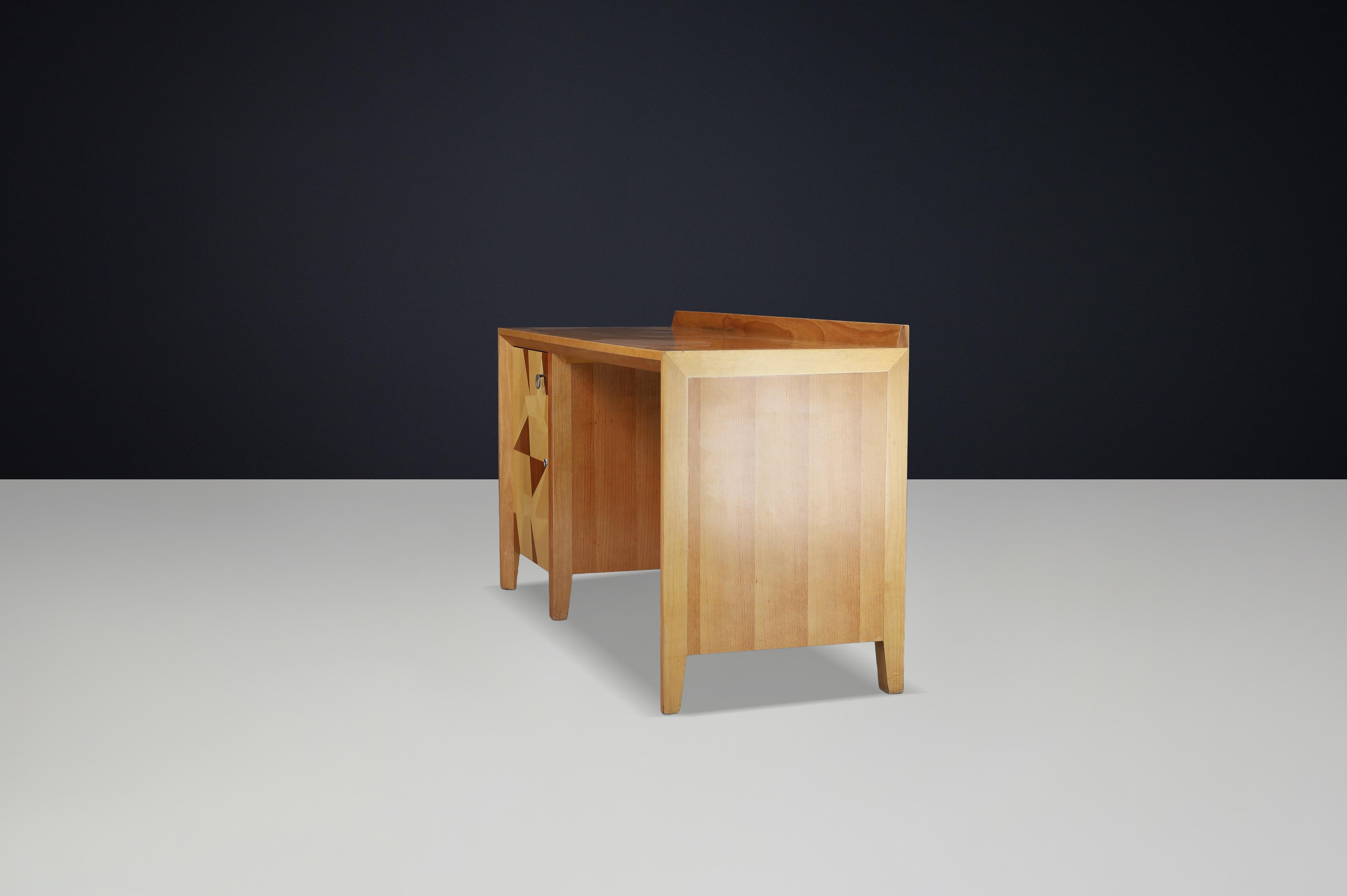 Giovanni Michelucci Geometrischer Schreibtisch mit Intarsien aus Holz, Italien, 1970er Jahre (Ende des 20. Jahrhunderts) im Angebot