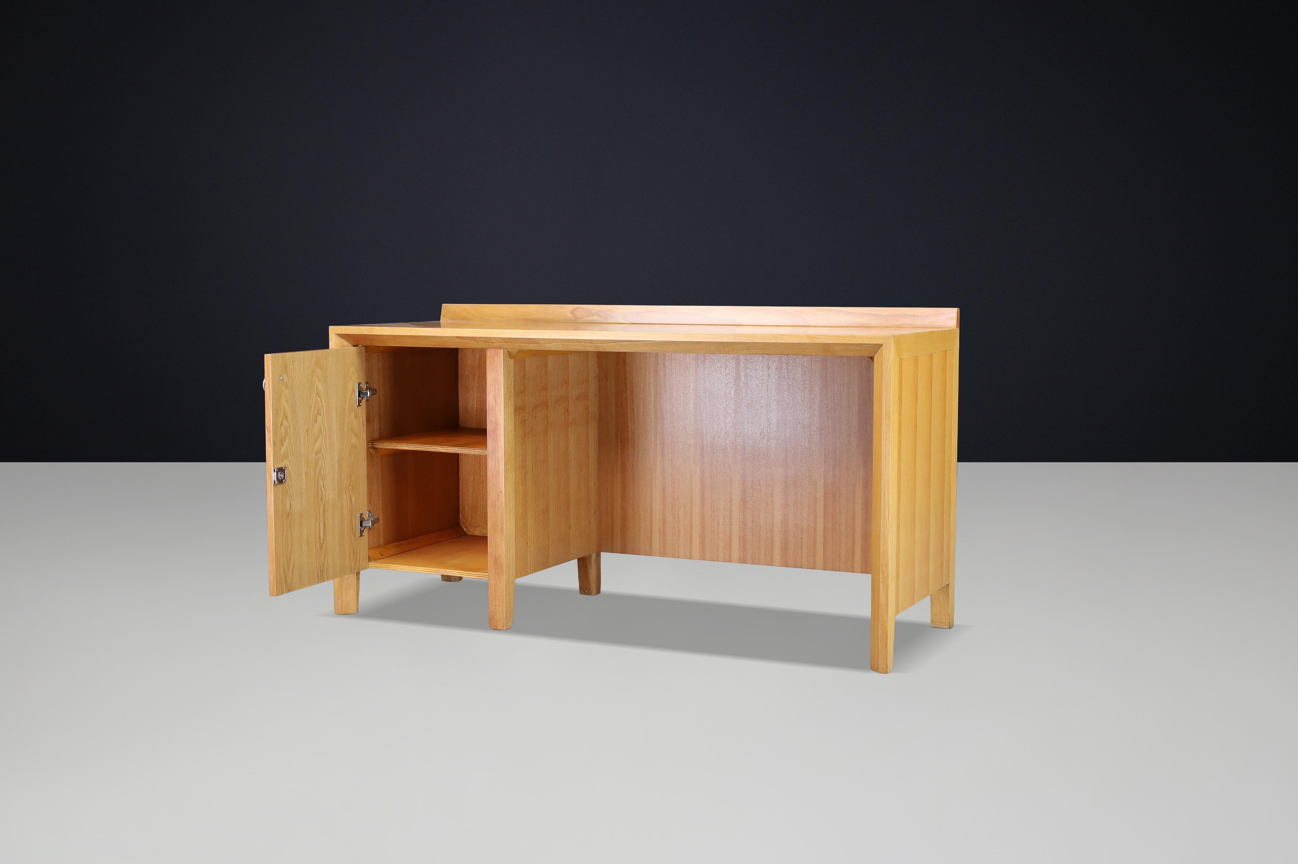 Giovanni Michelucci Geometrischer Schreibtisch mit Intarsien aus Holz, Italien, 1970er Jahre (Hartholz) im Angebot