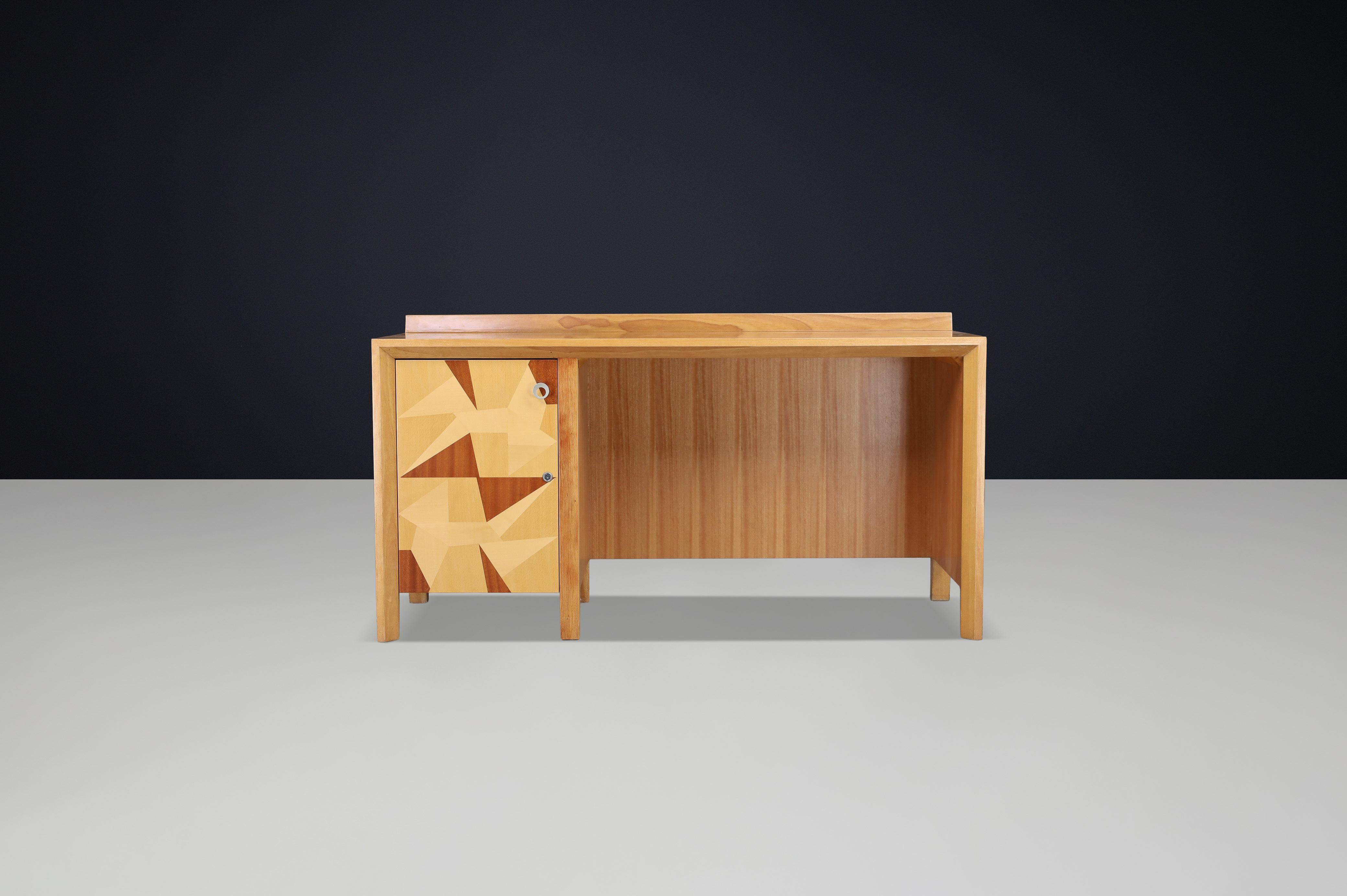 Giovanni Michelucci Geometrischer Schreibtisch mit Intarsien aus Holz, Italien, 1970er Jahre im Angebot 1