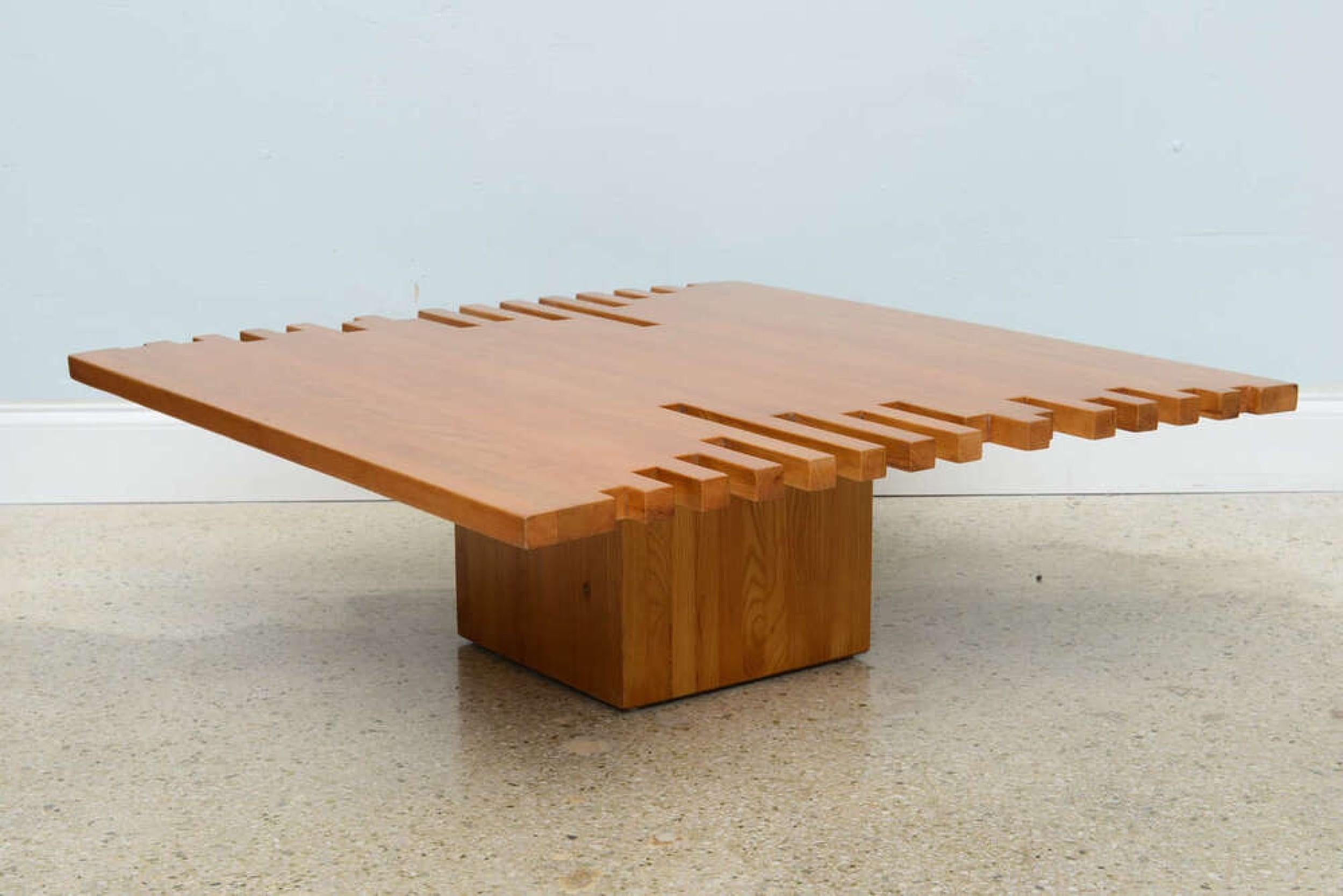 Table basse italienne du milieu du siècle, à plateau rectangulaire irrégulier reposant sur une base solide carrée (Giovanni Michelucci)