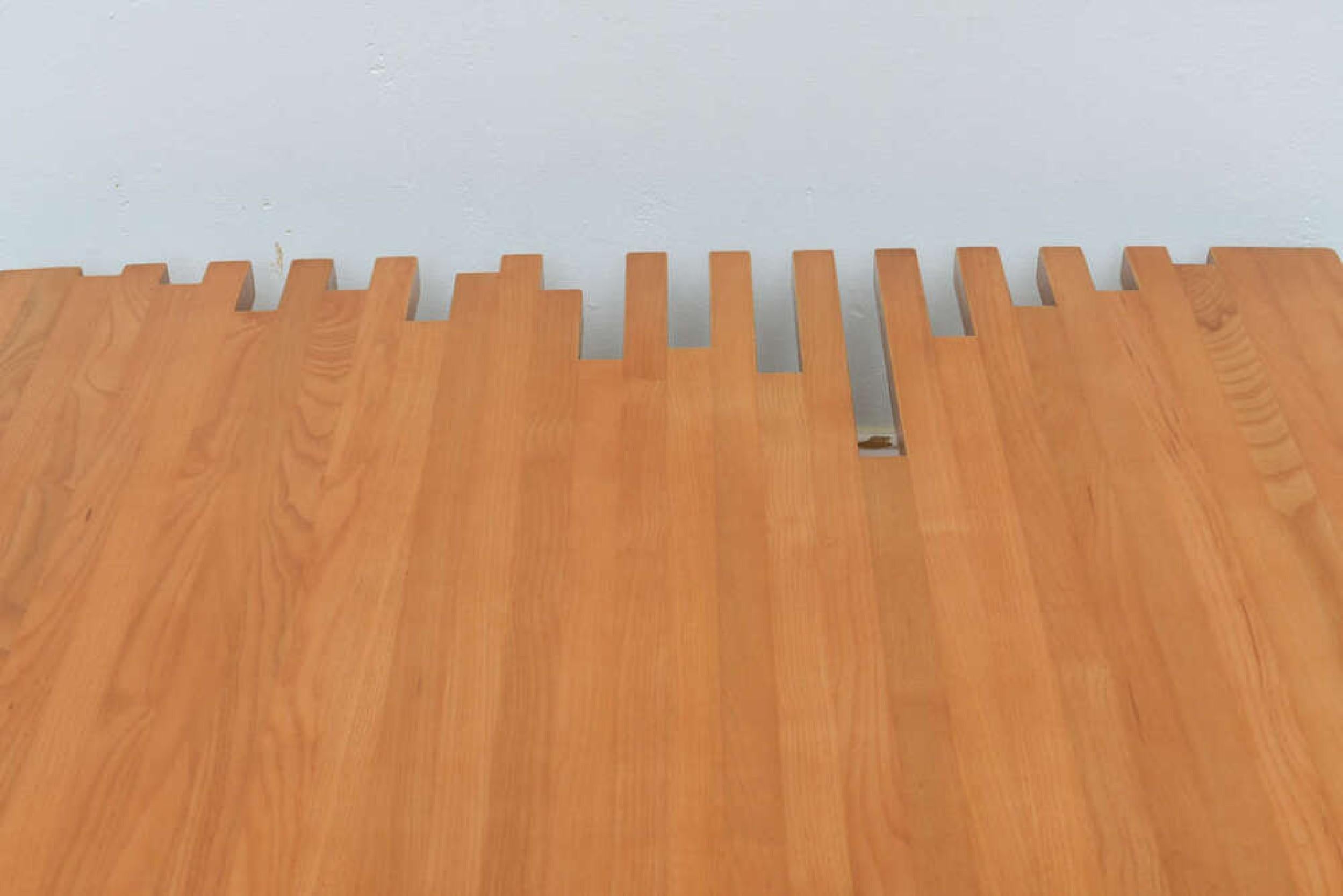 italien Giovanni Michelucci Italian Mid-Century Low Plank Top Coffee Table (Table basse à plateau en bois) en vente
