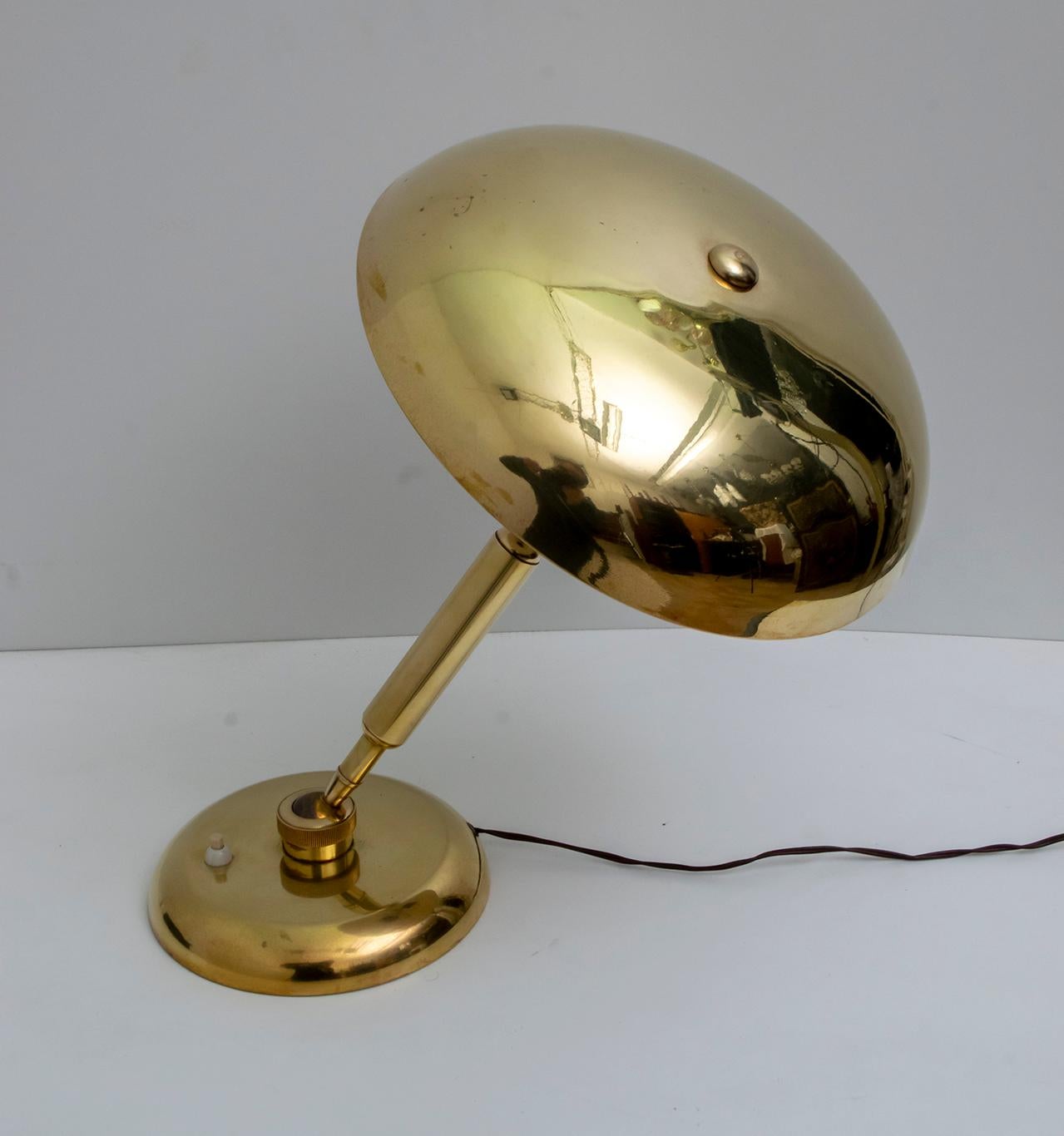 Elegant ministerial lamp designed by the architect Giovanni Michelucci and made of brass in 1940 by Lariolux. The round base with beveled edge has a diameter of Ø18 cm, adjustable stem with double joint (lower and upper), mushroom-shaped hat of Ø30