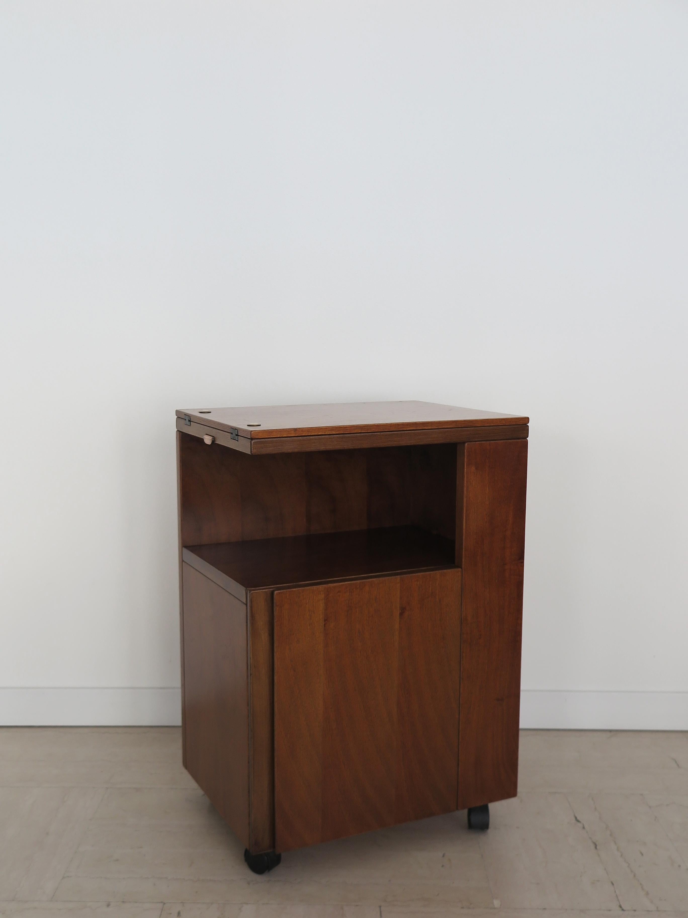 Milieu du XXe siècle Giovanni Michelucci Poltronova Italian Wood Wood Tables de chevet Nithg Stands 1960s en vente