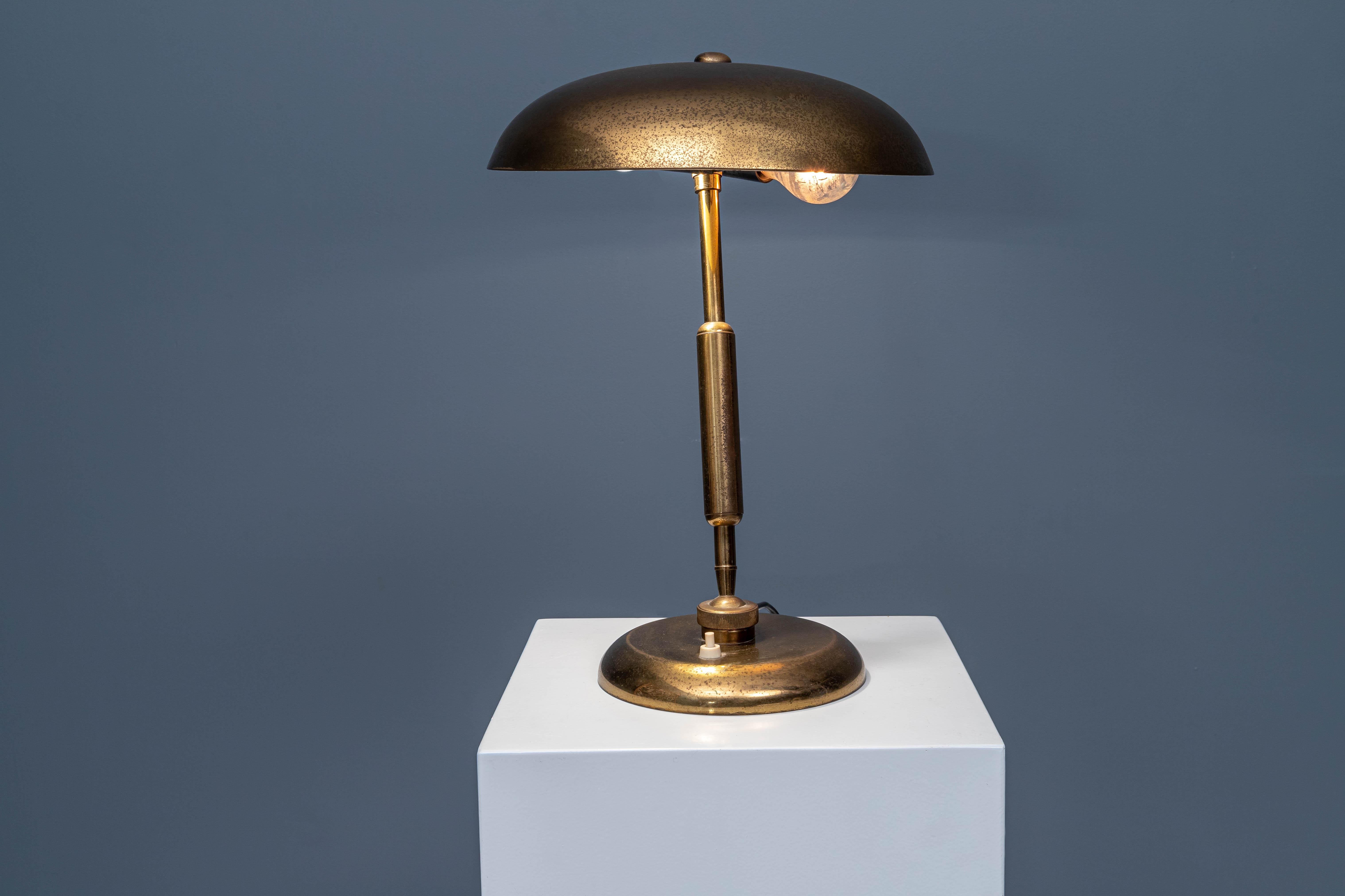 Classic table lamp by Giovanni Michelucci in brass. We left the brass as it is because we like it this way, but if you wish we can polish it a bit to make it more shiny and get the larger spots out. The lamp is in perfect working order and all