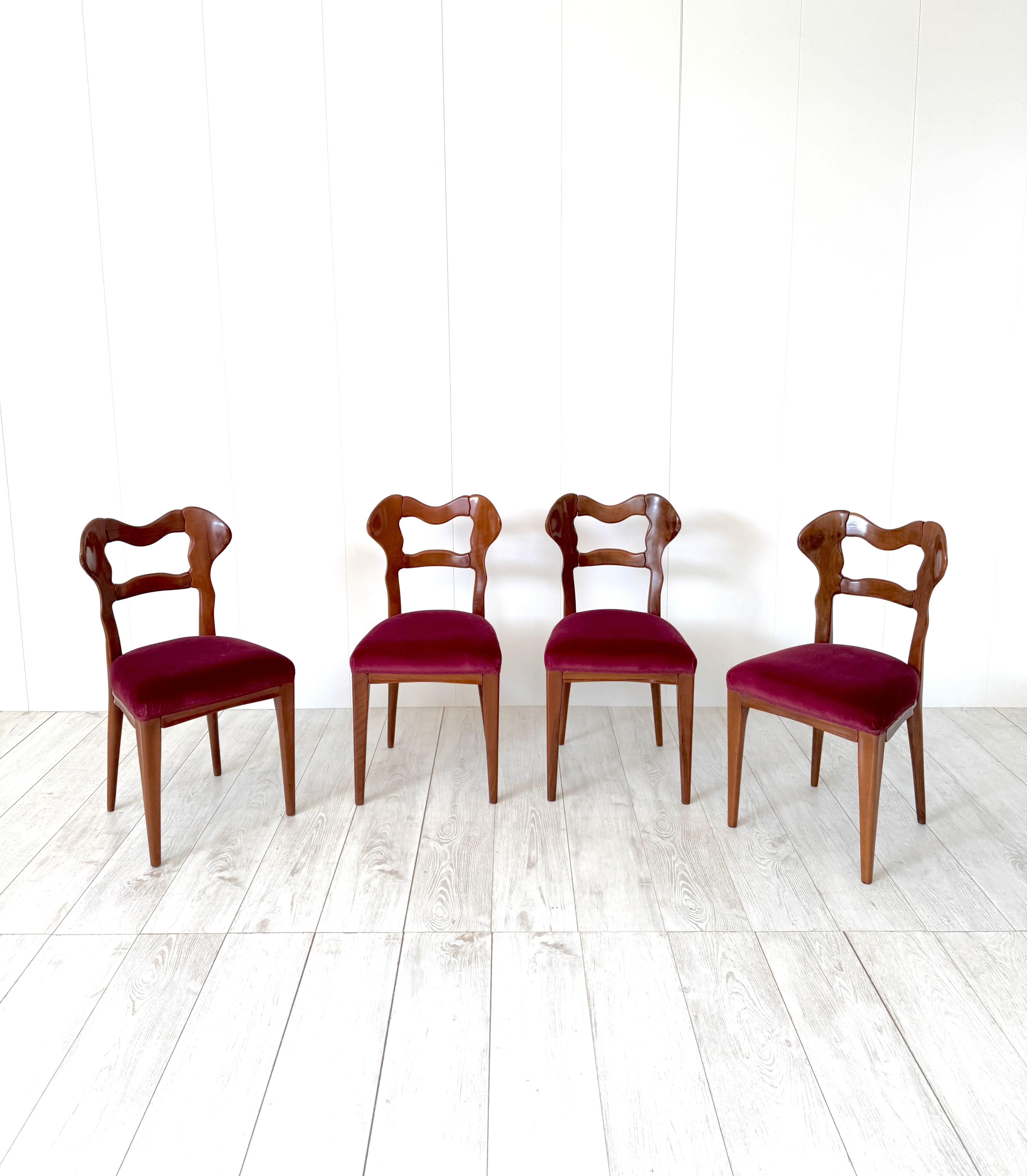 Rarissimo set di tavolo e sedie firmate Michelucci.
I mobili in legno ideati dall’architetto Giovanni Michelucci (1891-1990)
nascevano dal proposito di stabilire un solido equilibro tra linee e volume cosicché il manufatto, che prevedeva la costante