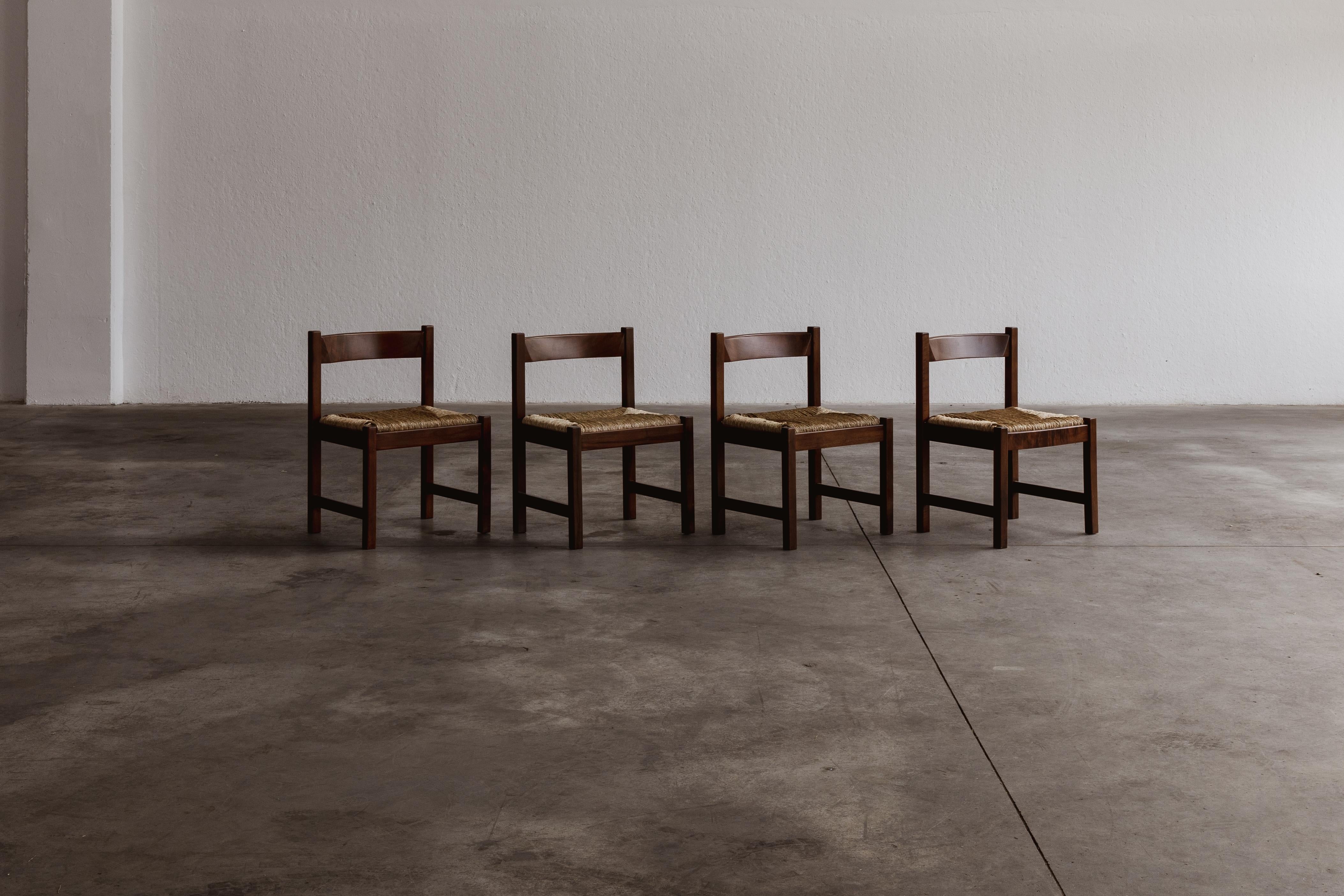 Giovanni Michelucci “Torbecchia” dining chairs for Poltronova, Italy, 1964, set of four.

Crafted from dark-stained beechwood with woven straw seats, the 