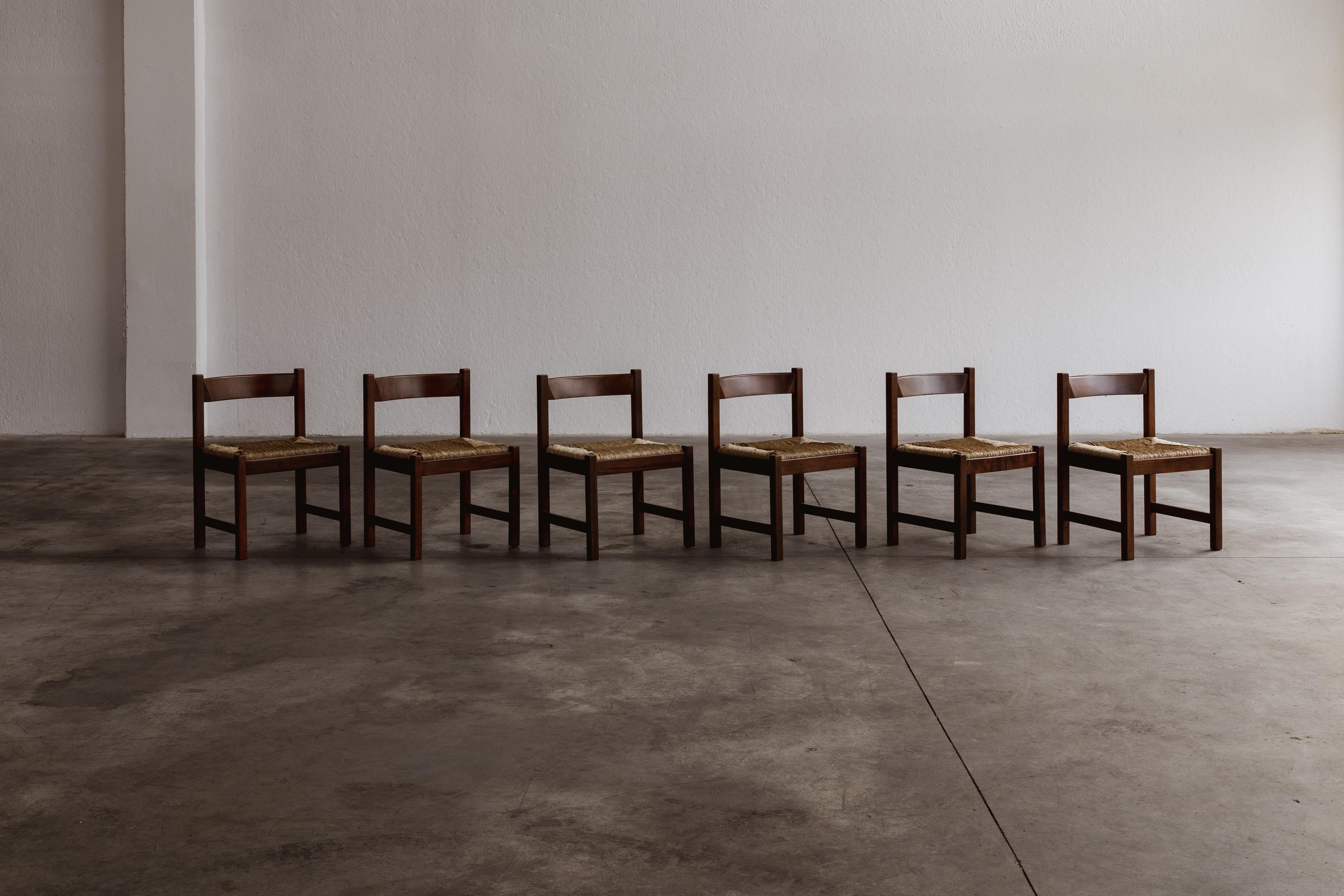 Giovanni Michelucci “Torbecchia” dining chairs for Poltronova, Italy, 1964, set of six.

Crafted from dark-stained beechwood with woven straw seats, the 