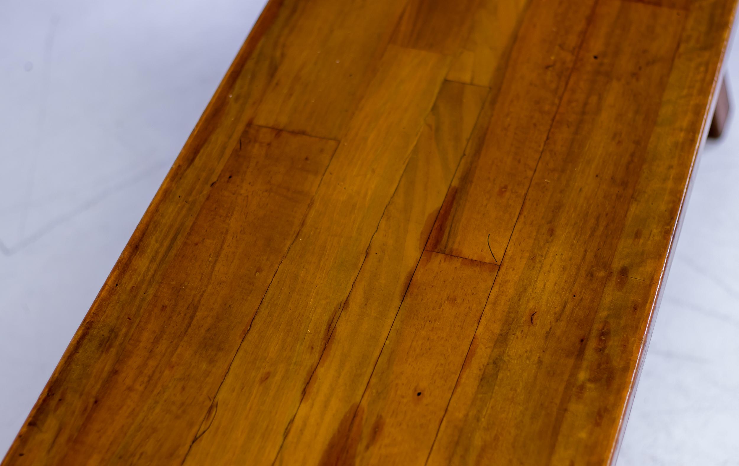 Milieu du XXe siècle Banc en noyer massif 