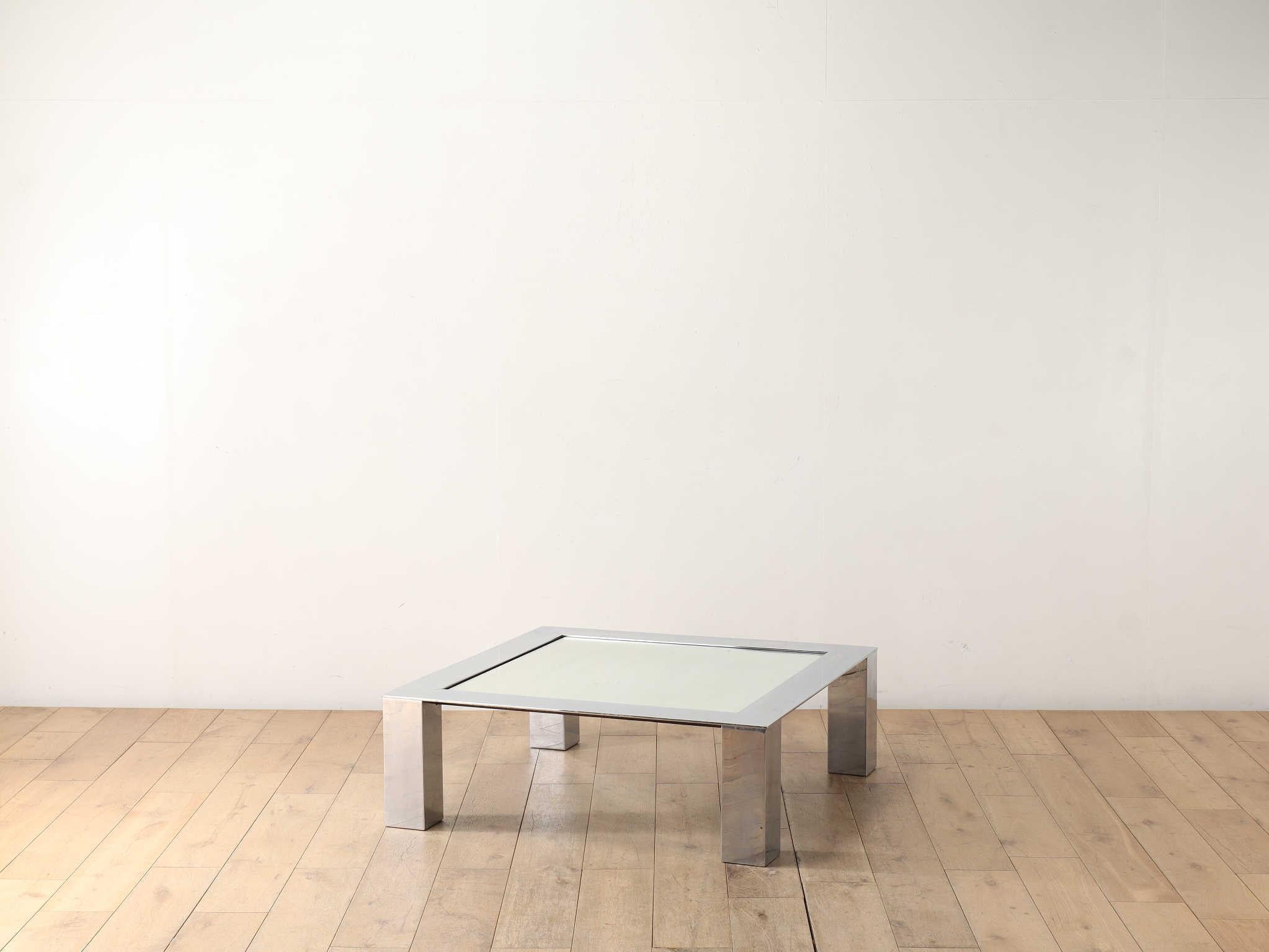 Cette table basse est une magnifique combinaison de verre et de métal. Il s'agit d'un article vintage provenant d'Italie. Je pense que ce type de design est possible parce que l'Italie est un pays de design. Le verre miroir reflète la lumière des