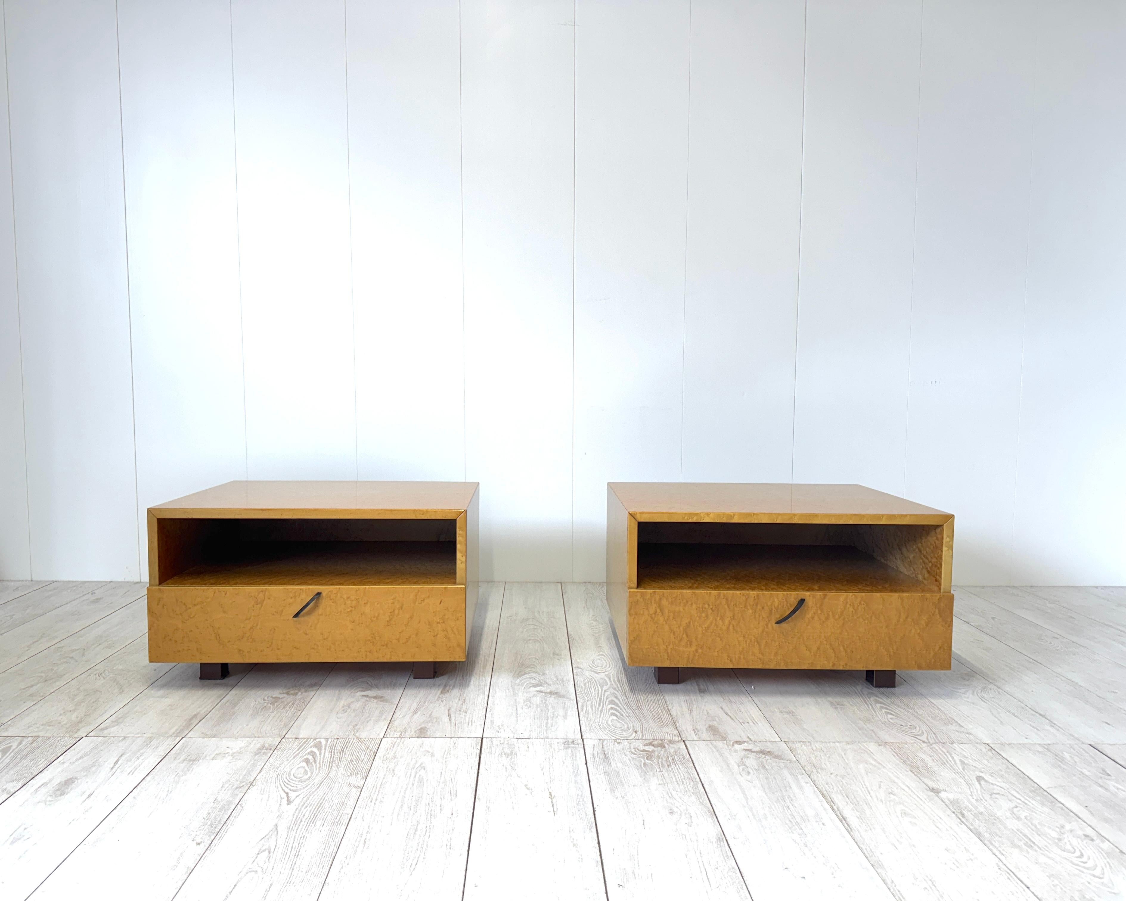 Rara coppia di comodini in legno con cassetto di grandi dimensioni e profondi.
Dettagli in ottone brunito. 
Etichetta del Produttore.

Ottime condizioni di conservazione