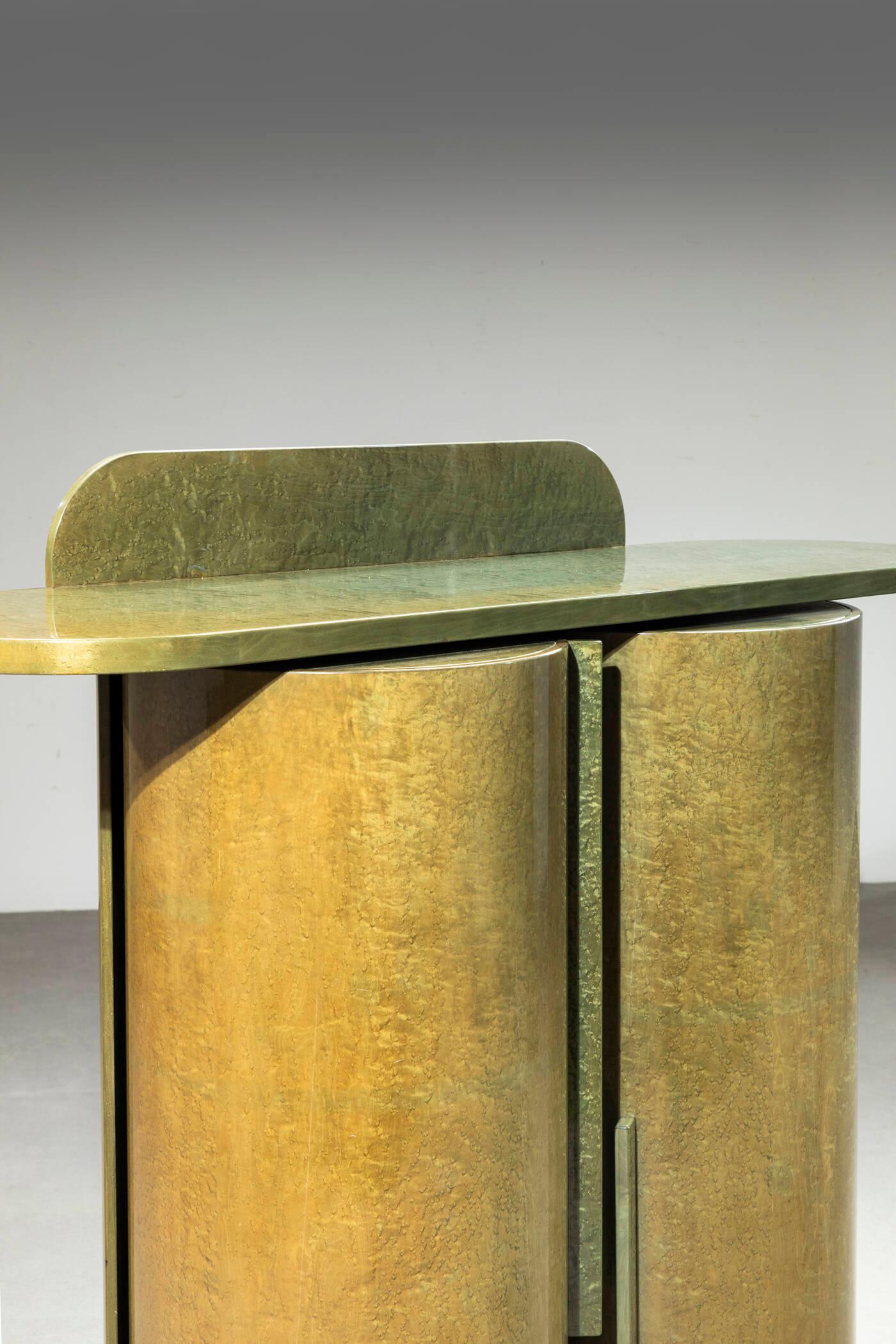 Rara Credenza / Mobil bar 
Struttura in legno laccato, particolari in acciaio, impiallacciatura in radica.
Etichetta del produttore
Prodotto. Saporiti, Italia, anni '70
