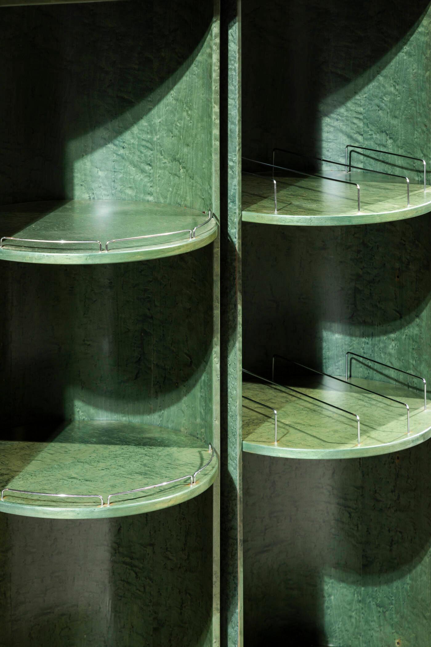 Giovanni Offredi, Credenza / Mobil bar, prod. Saporiti Italia, anni '70 In condizioni buone in vendita a Rivoli, IT