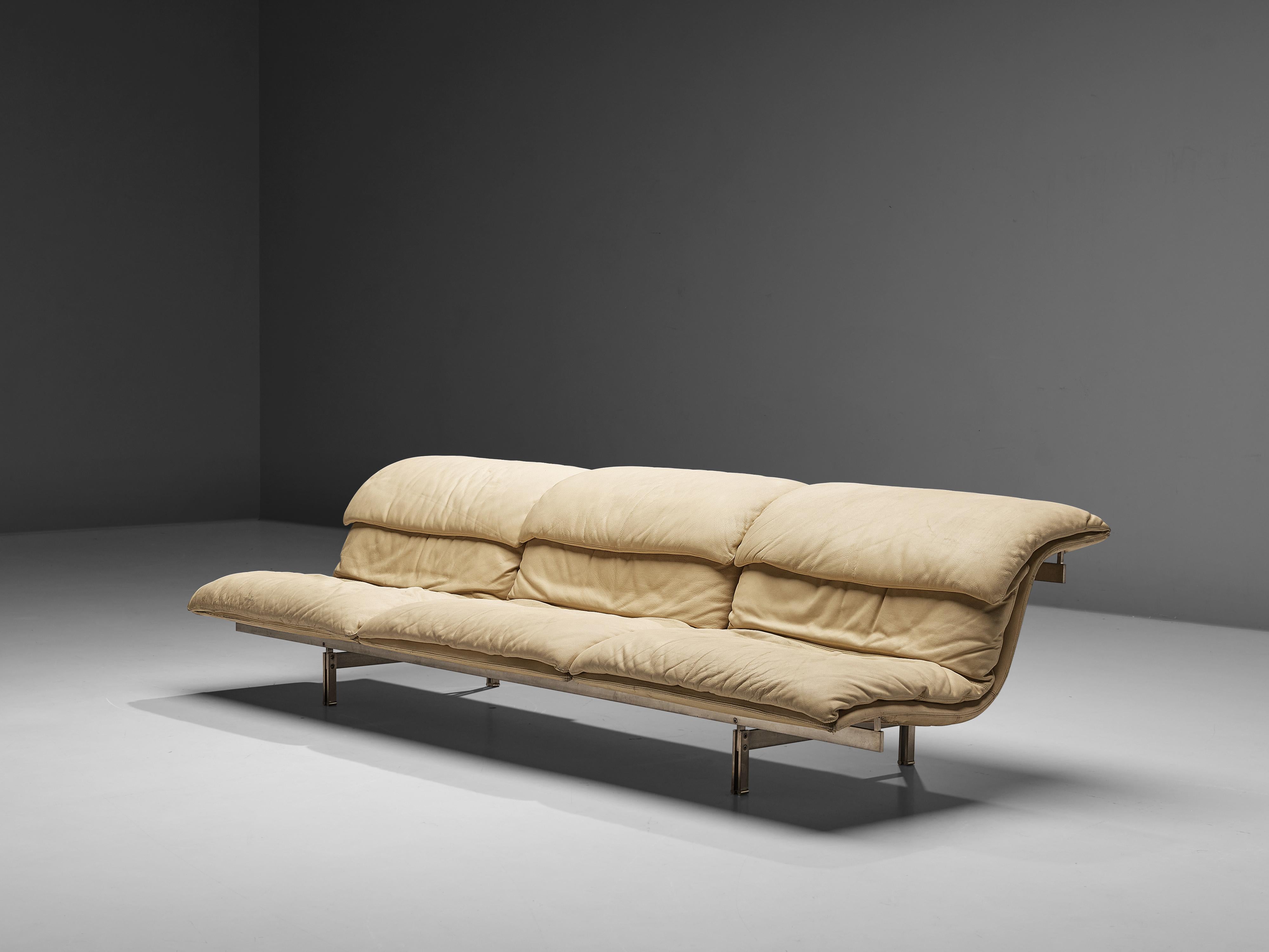 Giovanni Offredi for Saporiti, sofa, beige leather, steel, Italy, 1970s.

This iconic 'wave' sofa was designed by Giovanni Offredi in the 1970s. The design for this sofa is dynamic, sculptural and figurative. The sofa is archetypical for Italian