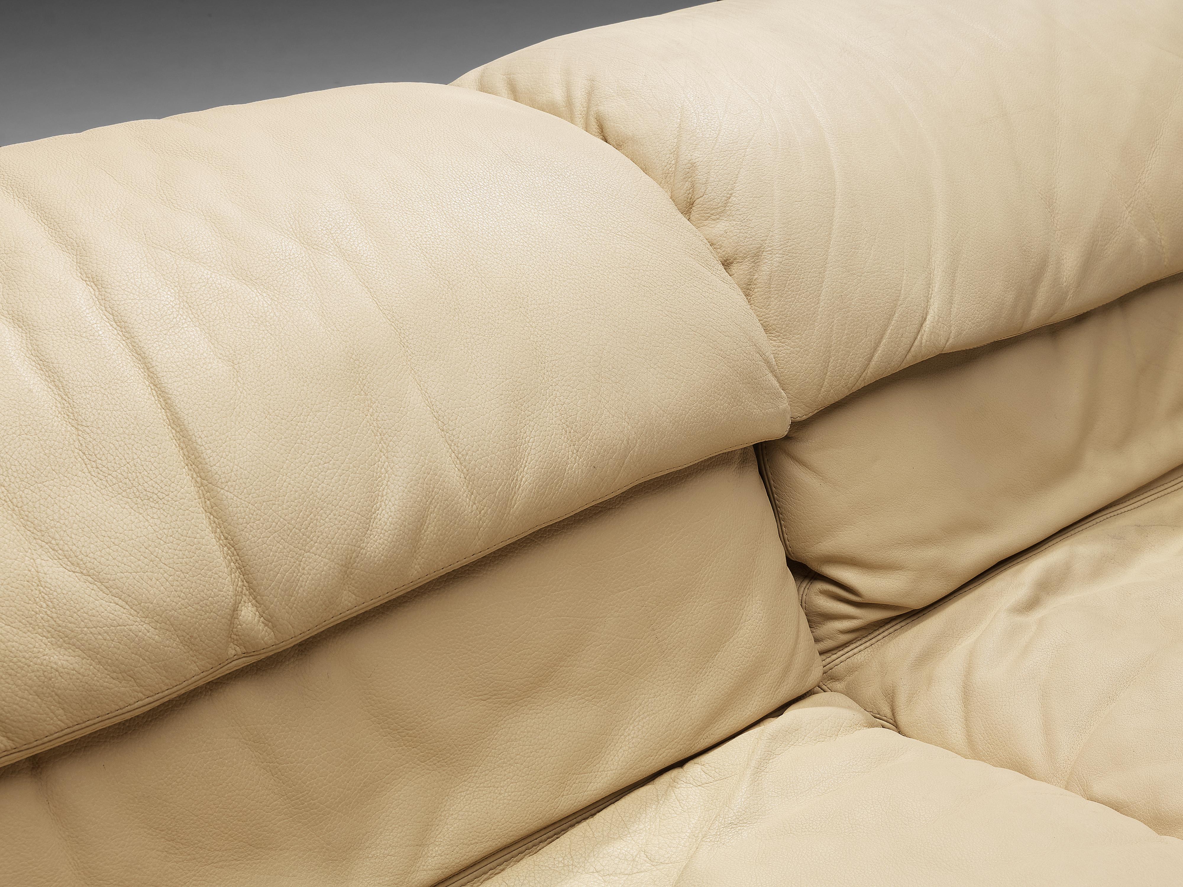 Italian Giovanni Offredi for Saporit 'Wave' Sofa in Beige Leather For Sale
