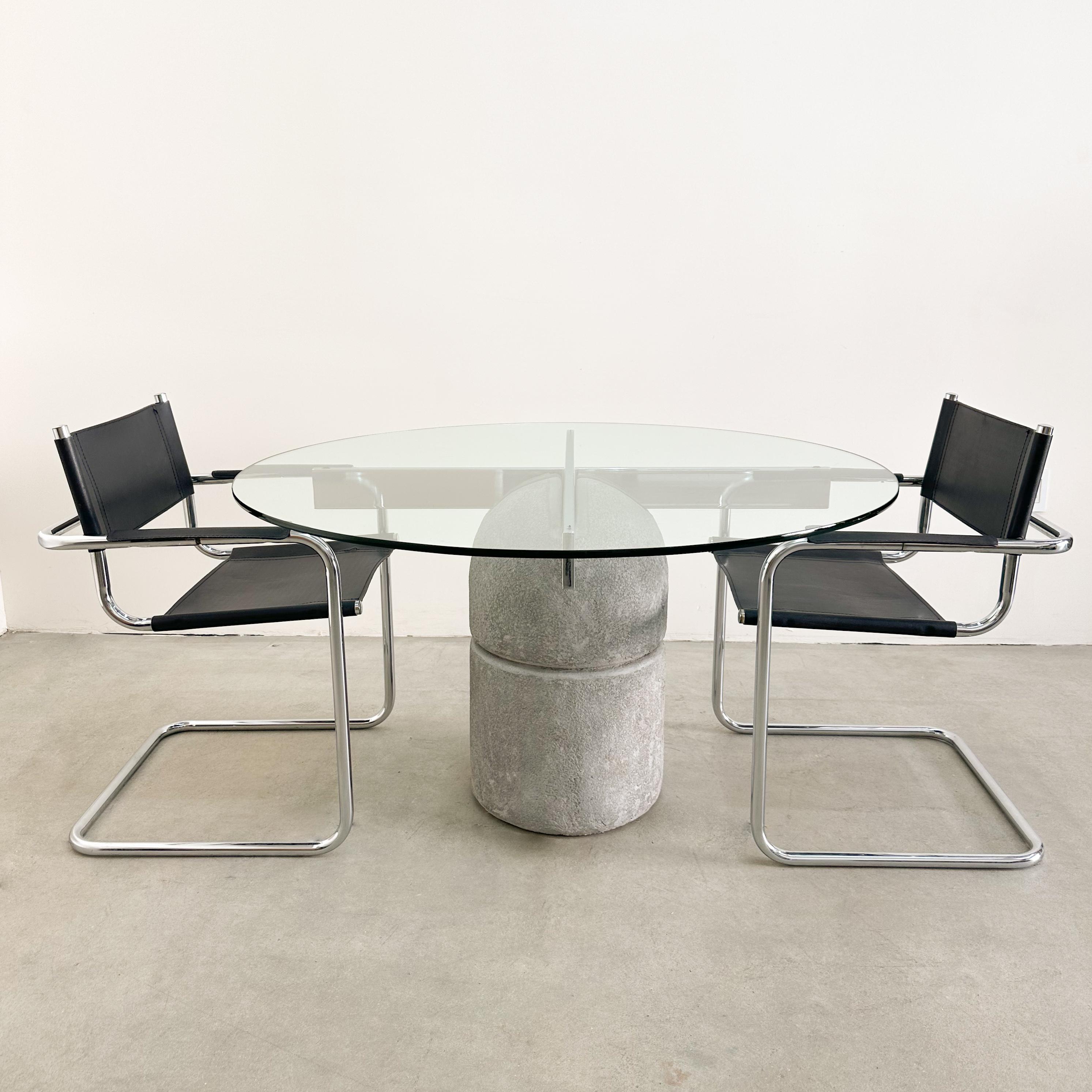 Giovanni Offredi für Saporiti: Esstisch aus Beton, Chrom und Glas, 1970er Jahre.
Dieser runde Esstisch besteht aus einem schweren Betonsockel mit verchromten X-Stäben und einer Glasplatte.
Bequemer Sitzplatz für 4 Personen; mit einer größeren
