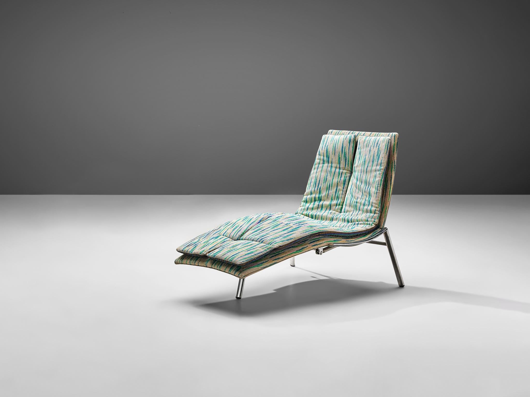 Giovanni Offredi for Saporiti Italia, chaise longue, chrome-plated metal, textured multicolored fabric, Italy, 1970s

This exquisite lounge chair, designed by Giovanni Offredi for the esteemed Italian manufacturer Saporiti, exudes comfort and style.
