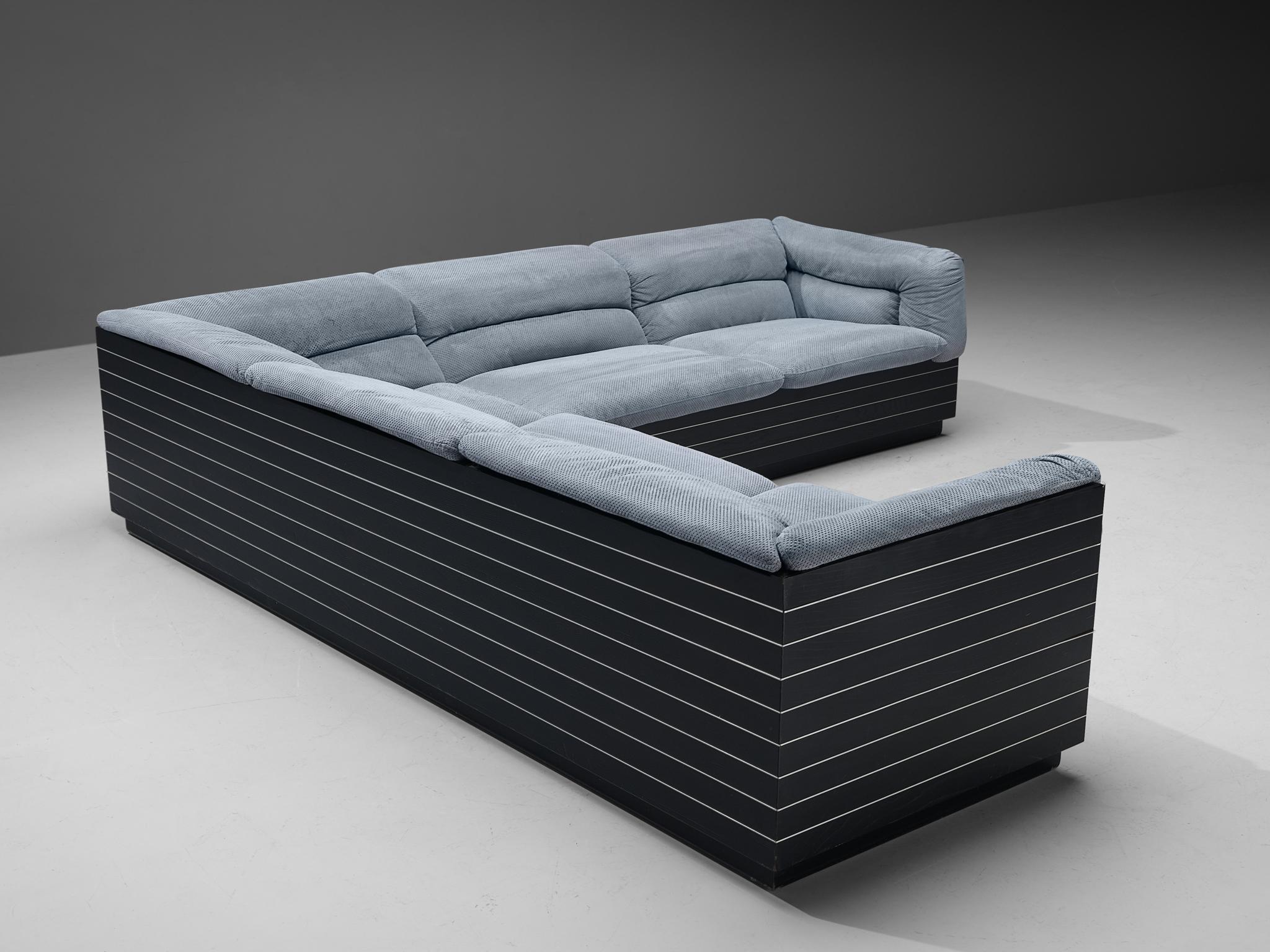 Giovanni Offredi per Saporiti, divano angolare, legno laccato, metallo, tessuto, Italia, anni Settanta. 

Magnifico divano angolare progettato dal designer italiano Giovanni Offredi per Saporiti. I ricchi cuscini rivestiti in un energico tessuto