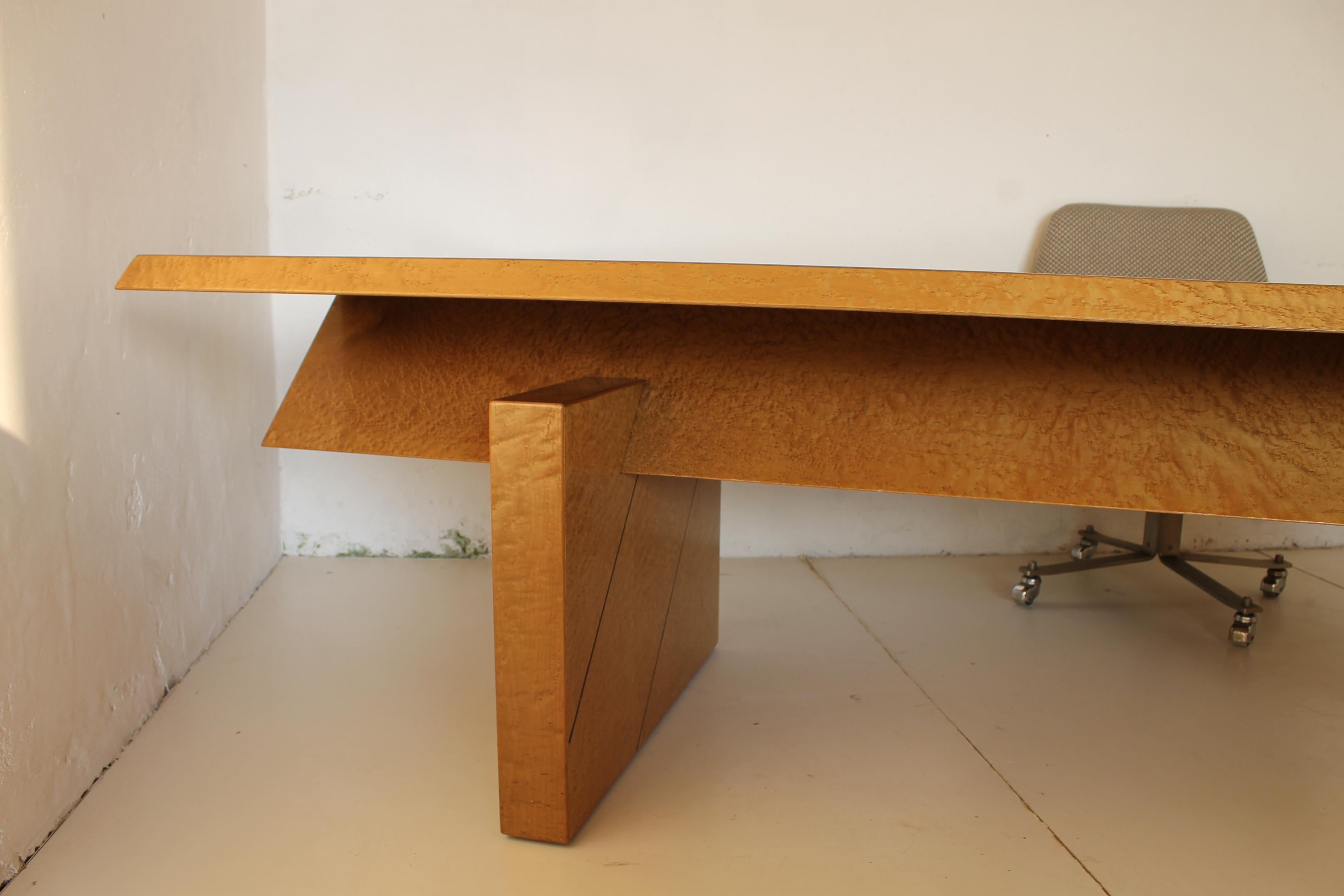 Giovanni Offredi pour Saporiti, bureau de direction, érable piqué, Italie, années 1980.

Cette pièce postmoderne est sculpturale et contient divers éléments frappants. Tout d'abord, l'exécution du meuble et du plateau en érable piqué, avec ses