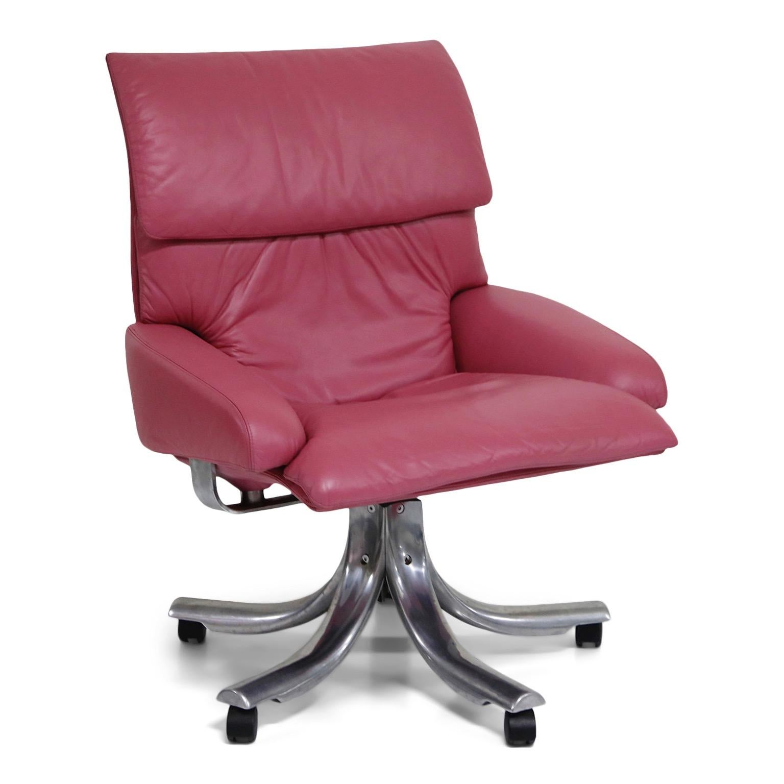 This eye-catching pink leather Onda executive armchair by Giovanni Offredi for Saporiti Italia is very rare in this executive desk chair form. Normally found as a lounge chair, this rare example has the Onda wave armchair design atop a five star