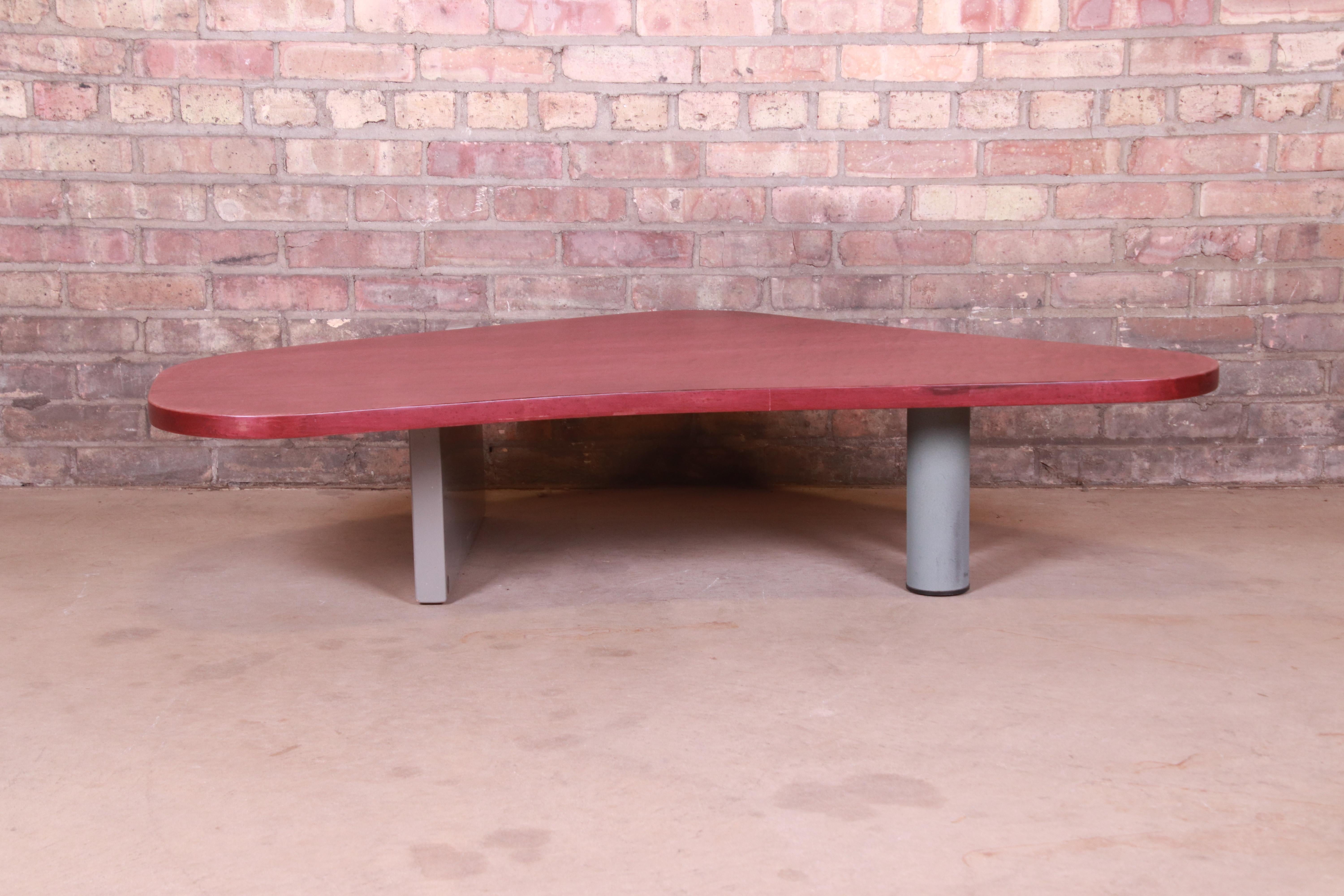 Une table basse postmoderne exceptionnelle de forme libre.

Par Giovanni Offredi pour Saporiti Italia

Italie, années 1980

Plateau en érable tigré laqué rouge, pieds en métal tubulaire.

Dimensions : 53 