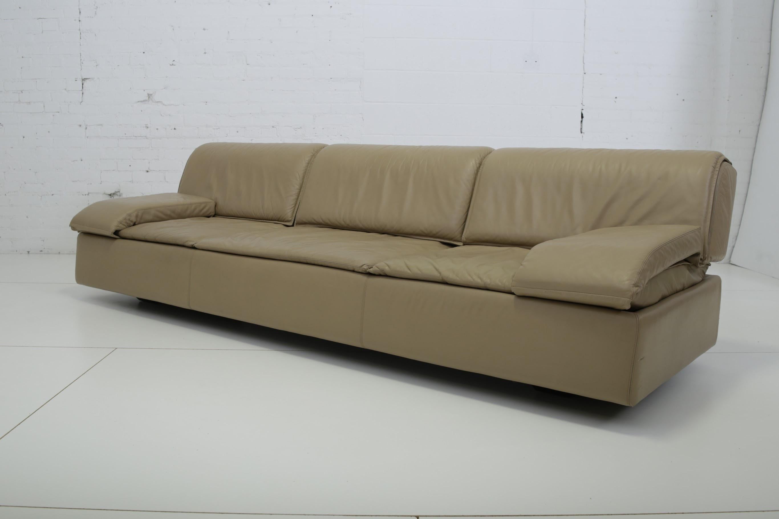 Leather sofa designed by Giovanni Offredi for Saporiti, Italy, 1980. All original and in excellent condition. Arms are removable.