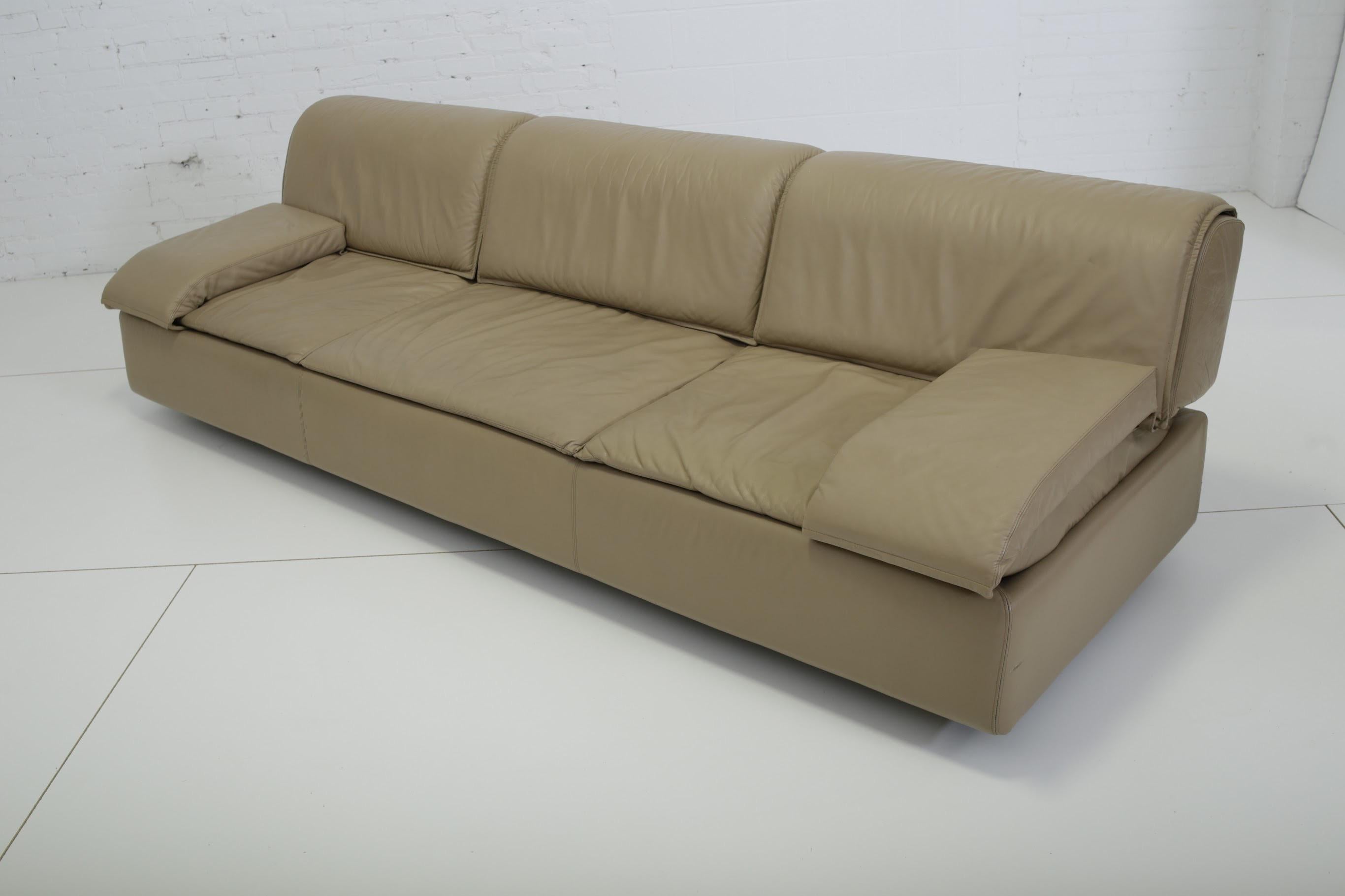 Giovanni Offredi for Saporiti Leather Sofa For Sale 1