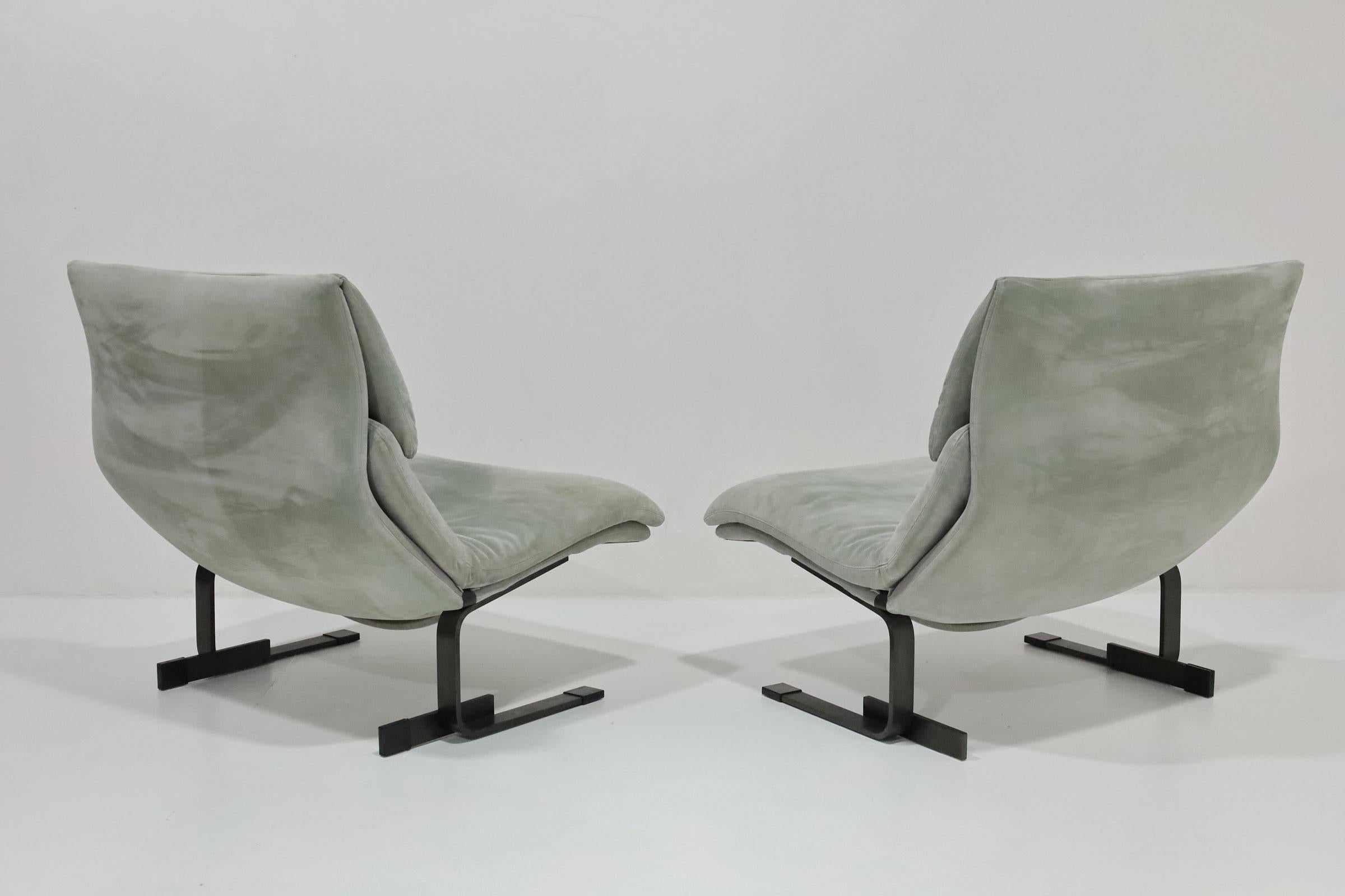 Beautiful pair of Onda Wave lounge chairs by Giovanni Offredi for Saporiti, 1970s. Chairs have a light gray suede fabric and bronze steel bases. 