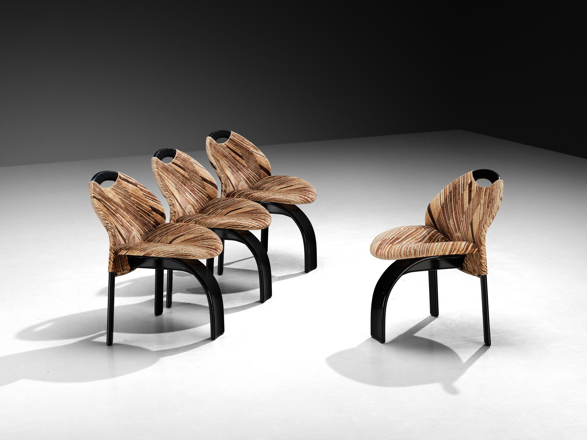 Set di quattro sedie 'Sail' di Giovanni Offredi per Saporiti, legno laccato nero, tessuto, Italia, 1973

Progettato dal noto designer italiano Giovanni Offredi e realizzato da Saporiti nel 1973, questo eccezionale set di quattro sedie 