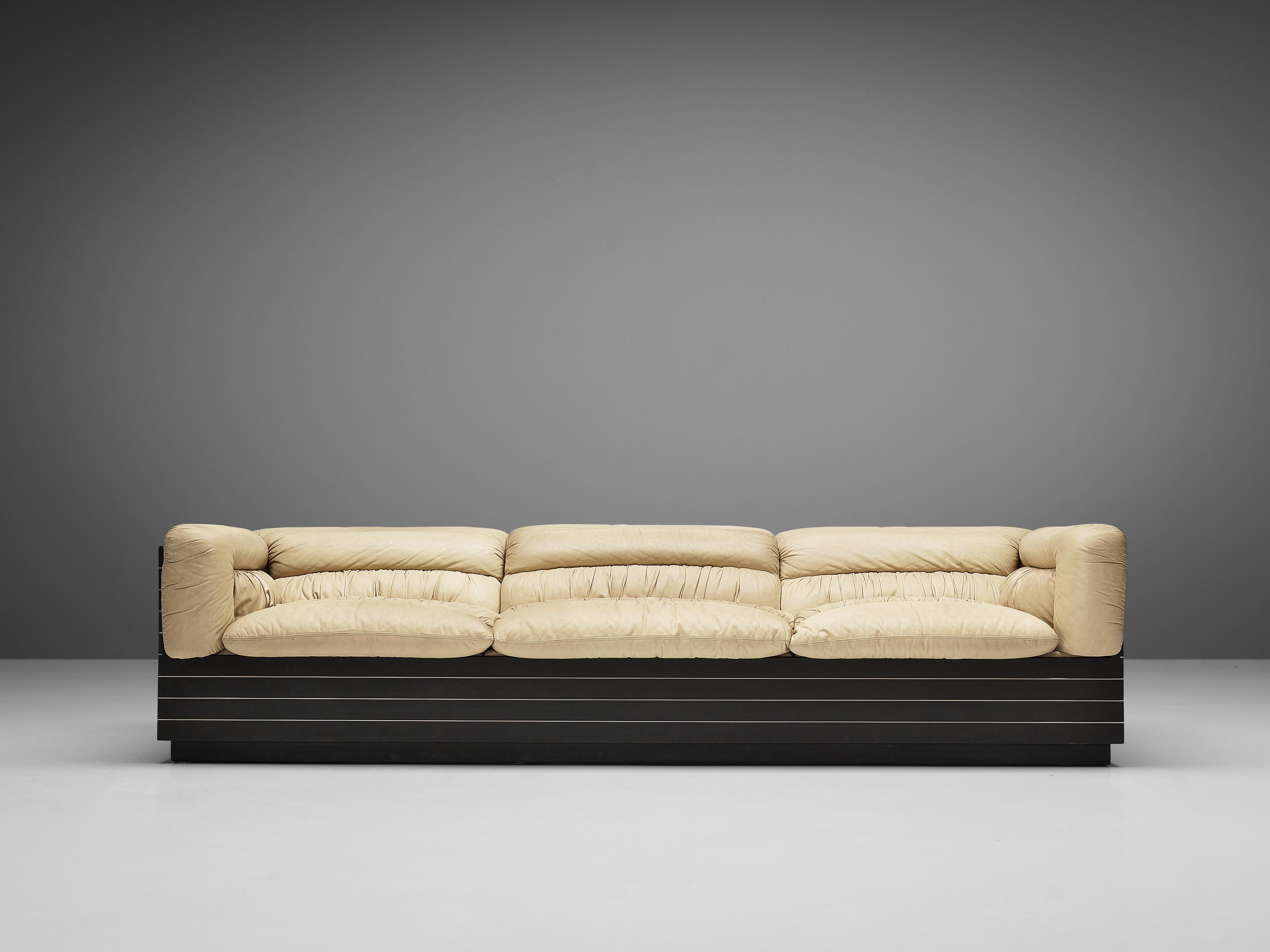 Giovanni Offredi für Saporiti: Beigefarbenes Sofa aus Leder (Italienisch) im Angebot