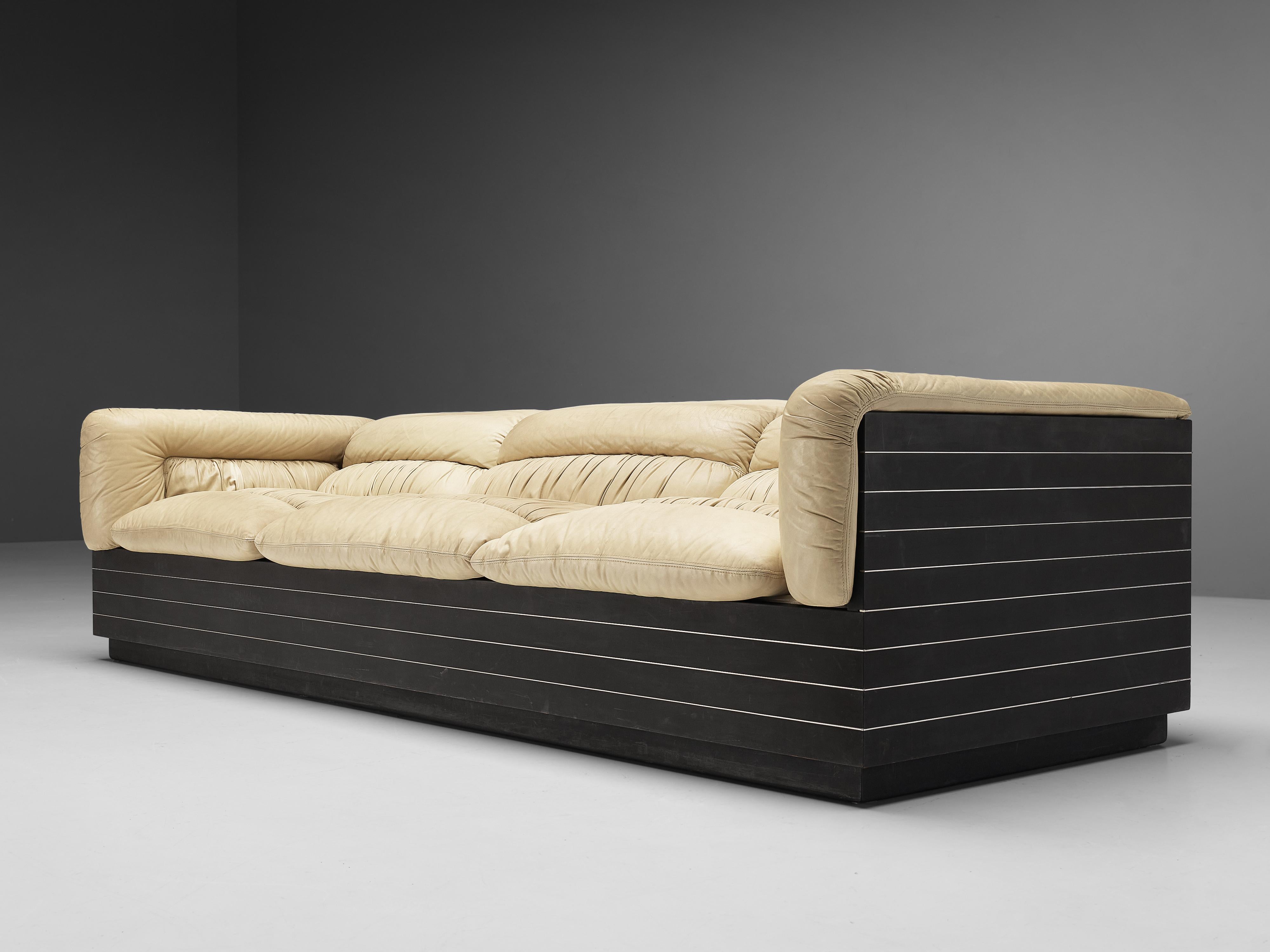 Giovanni Offredi für Saporiti: Beigefarbenes Sofa aus Leder (Stahl) im Angebot