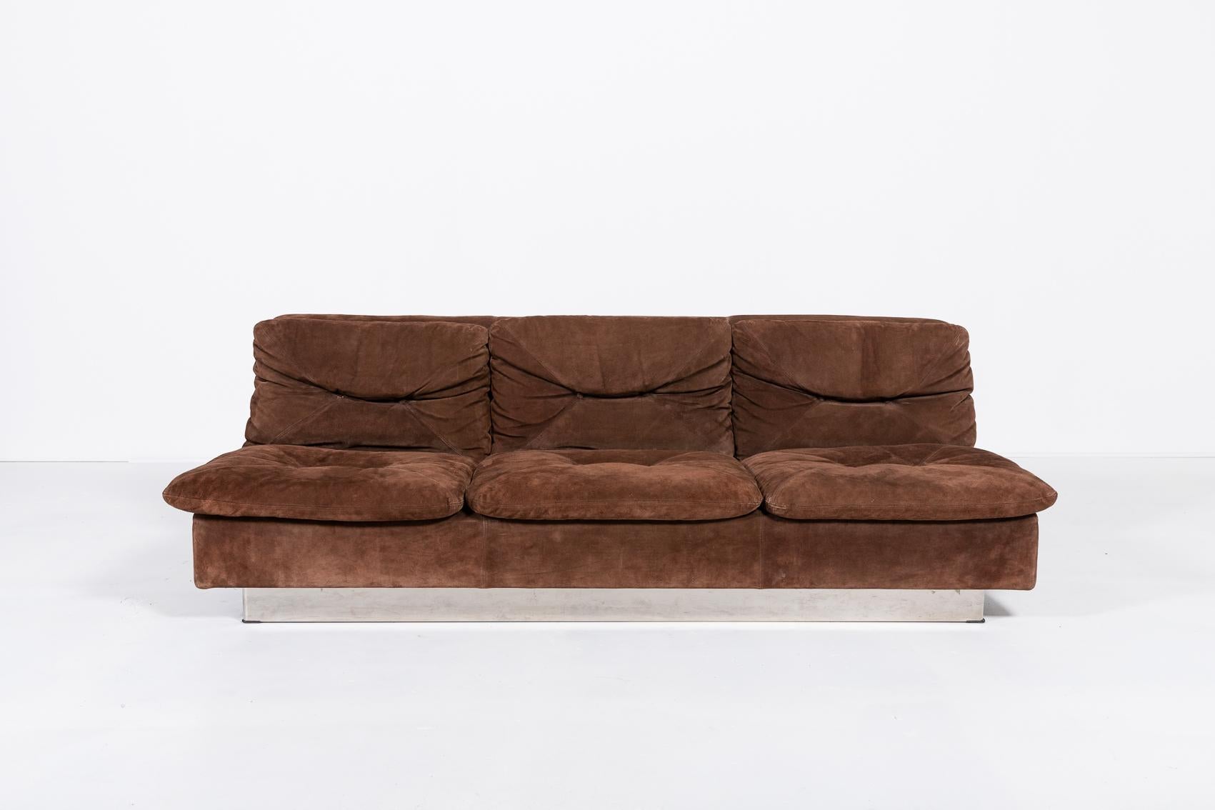 Beautiful brown suede three seat sofa designed by Giovanni Offredi for Saporiti. Very comfortable, equipped with loose cushions, bed function.

Condition
Good, age related wear and patina

Dimensions
width: 80,71 inch
depth: 33,46 inch
height: 28,34