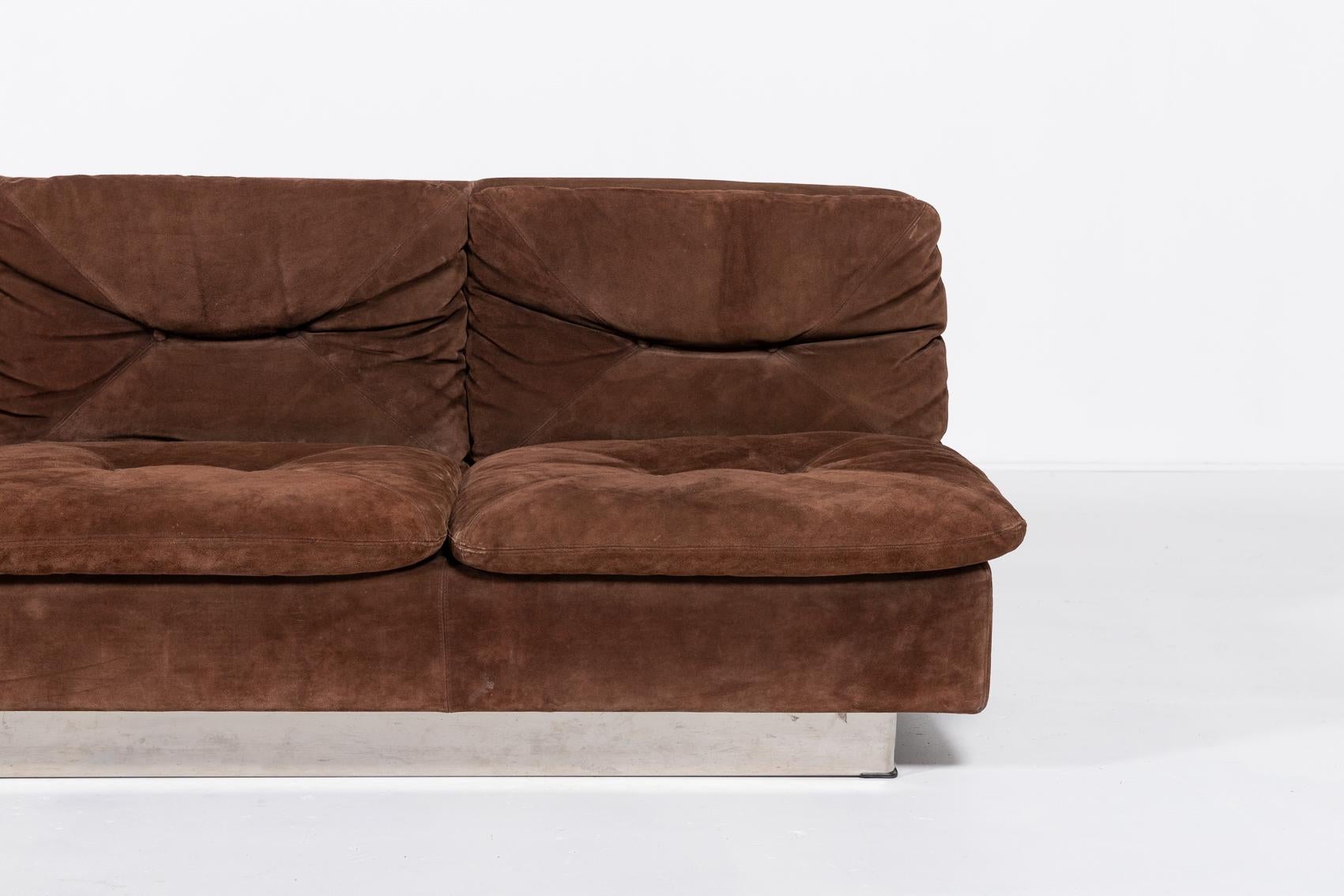 Mid-Century Modern Giovanni Offredi for Saporiti suede sofa, Italy 1970’s For Sale