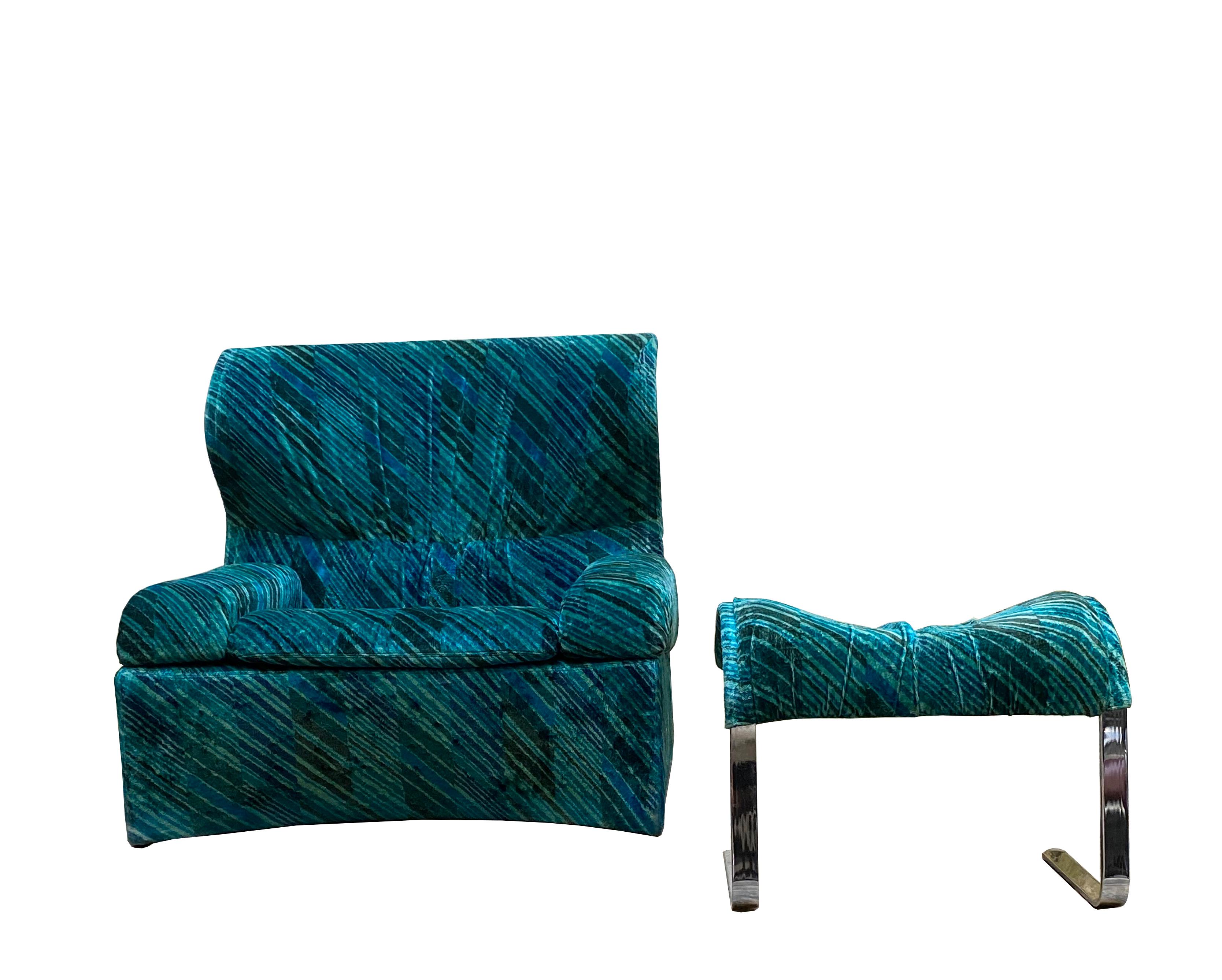 This 'Vela Alta' lounge chair complete with footrest was designed by Giovanni Offredi in the 1970s and produced in Italy by Saporiti. The chair has a curved back and both chair and stool are made of original green and turquoise velvet of the time.
