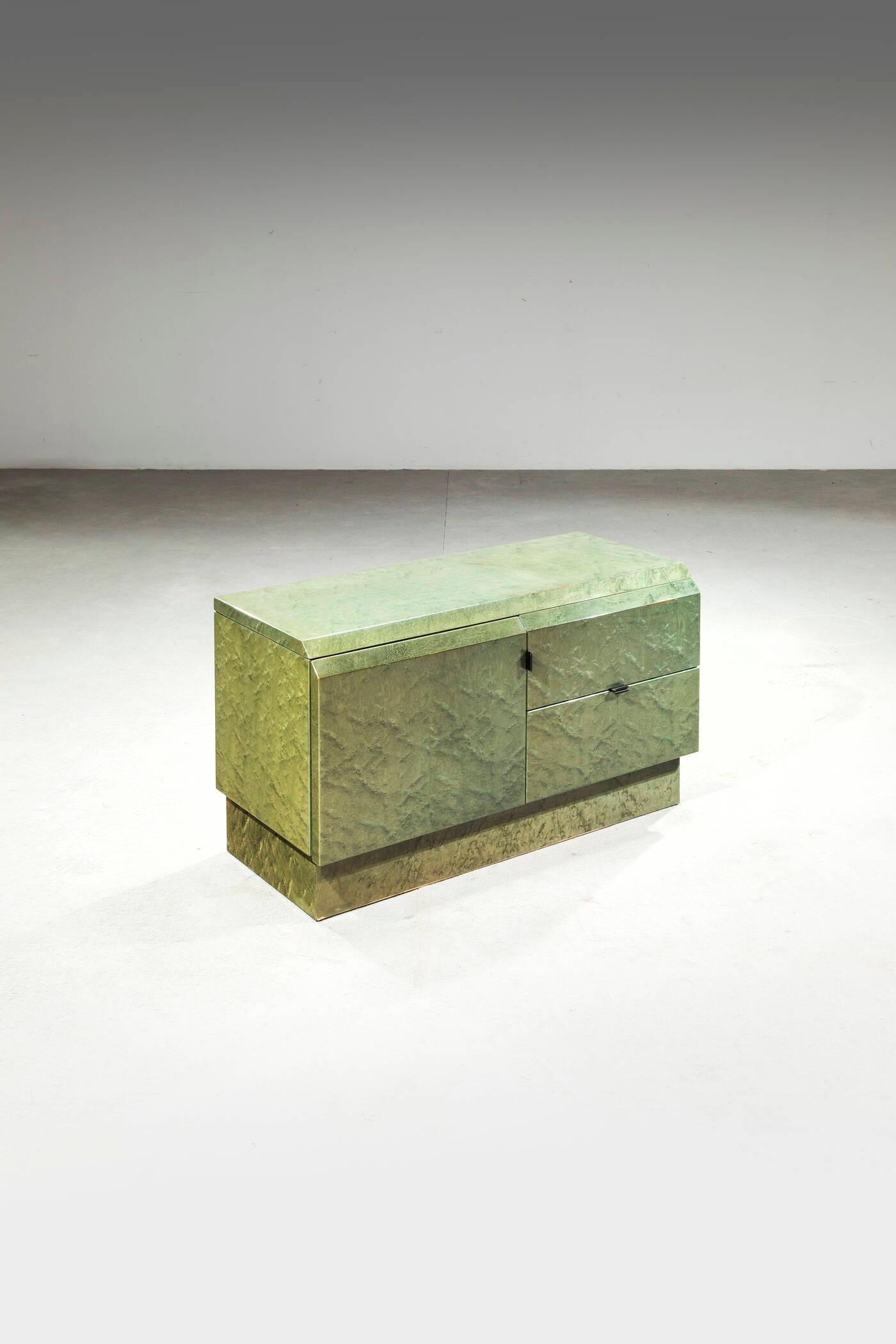 Piccolo mobile contenitore con cassetti
Struttura in legno, particolari in metallo, impiallacciatura in radica.
Etichetta del produttore
Prod. Saporiti, Italien, 70 Jahre
