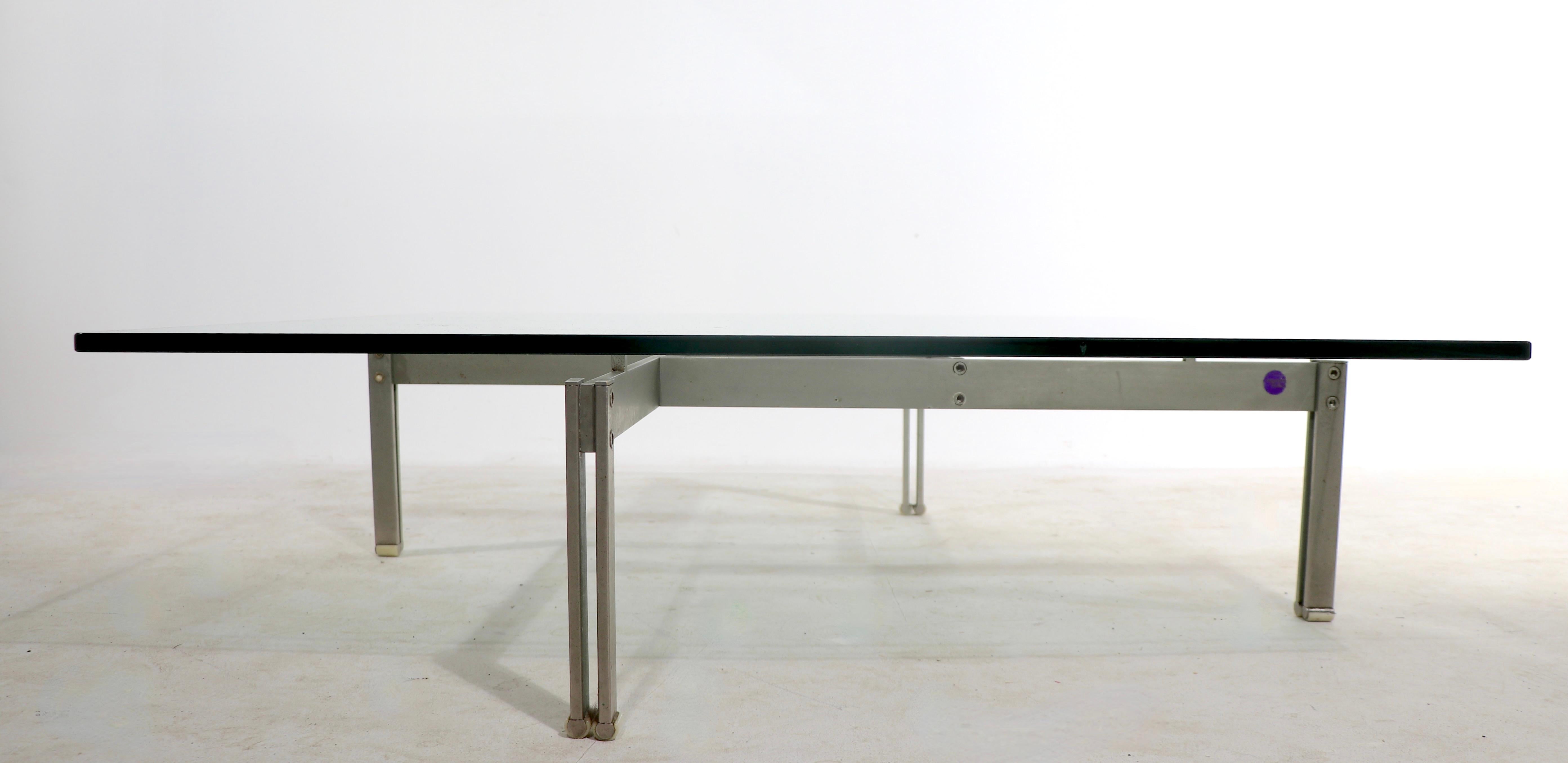 Acier Table basse en verre Onda de Giovanni Offredi pour Saporiti, vers les années 1970 en vente